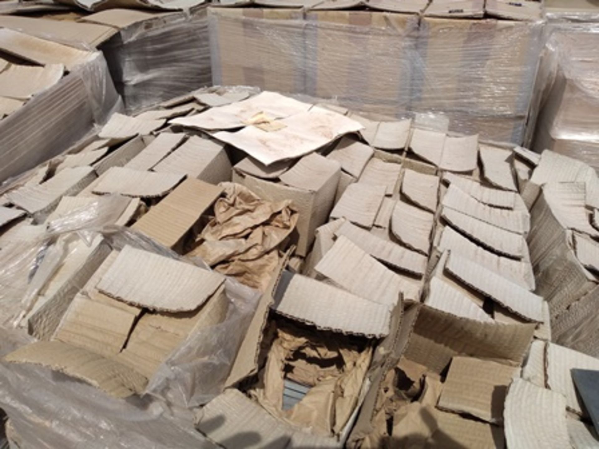 16 pallets containing: 500 boxes of finished product (egraved and shaped esteatita stones). - Image 13 of 22