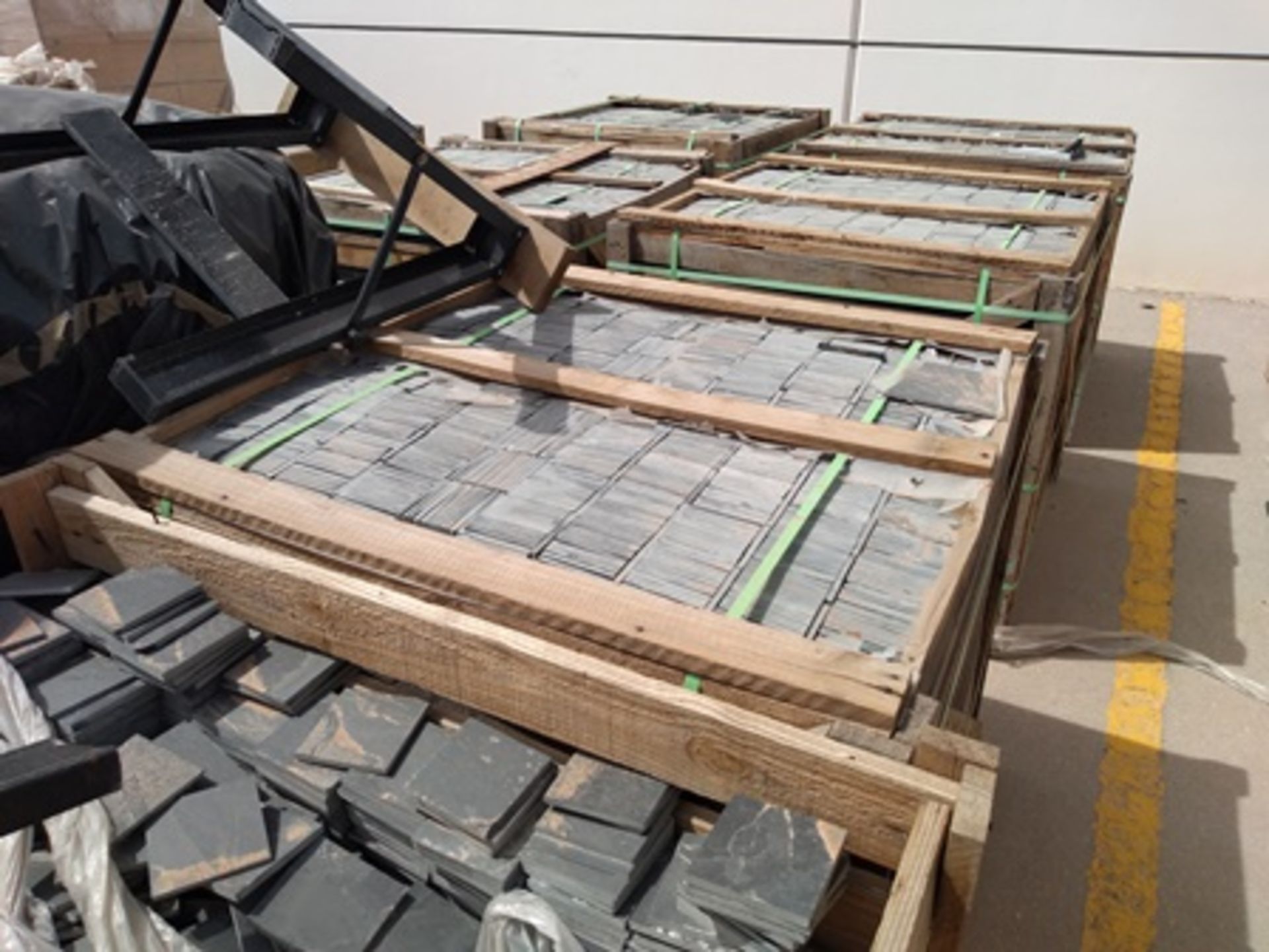 8 pallets of raw material, brazilian esteatita stone in 10x10cm cut crafted squares; & 6 pallet... - Image 2 of 7