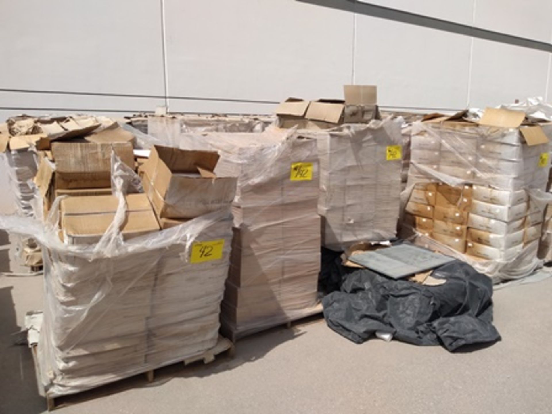 16 pallets containing: 500 boxes of finished product (egraved and shaped esteatita stones). - Image 9 of 22