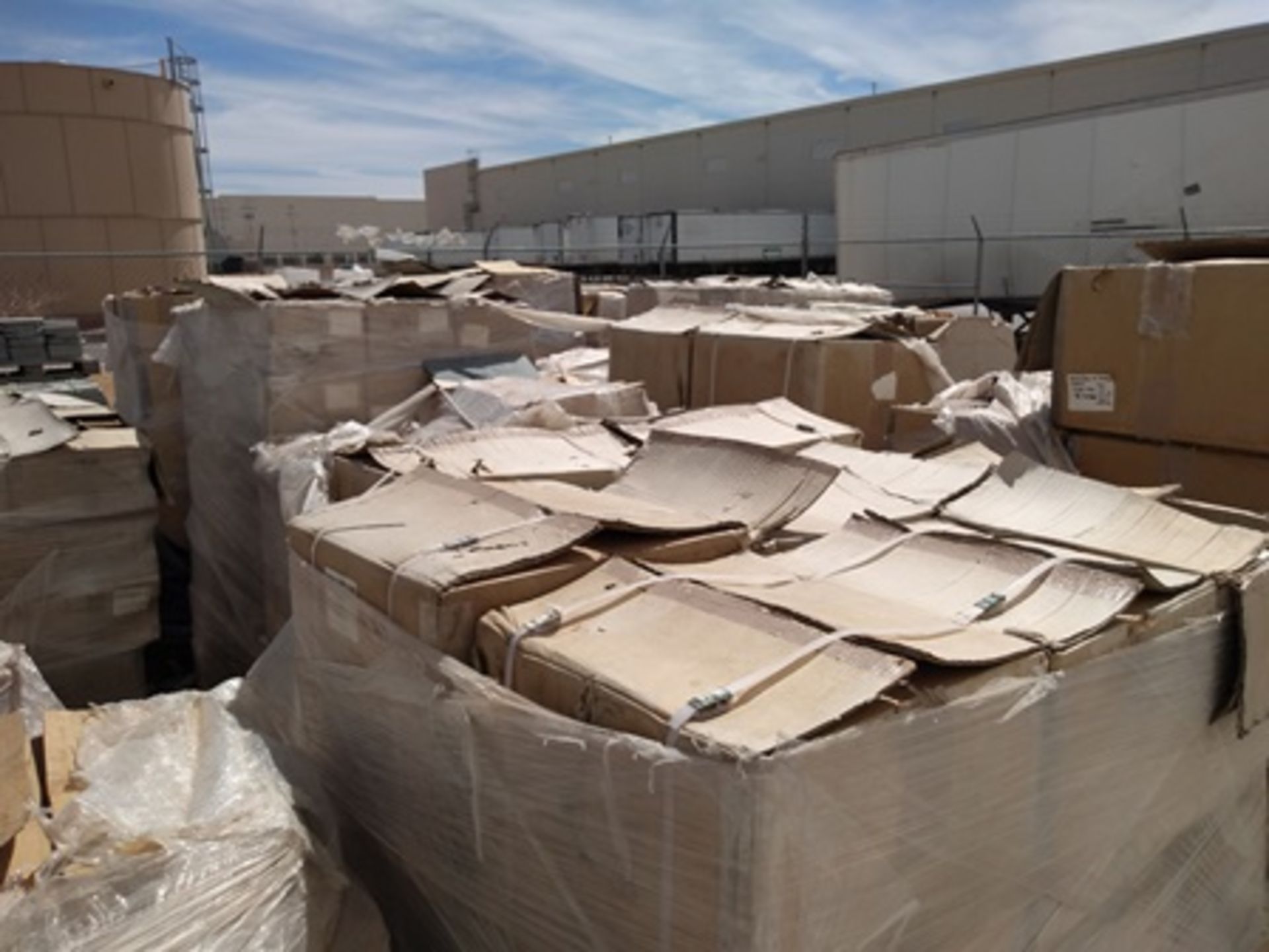 18 pallets containing: 600 boxes of finished product (egraved and shaped esteatita stones). - Image 23 of 27