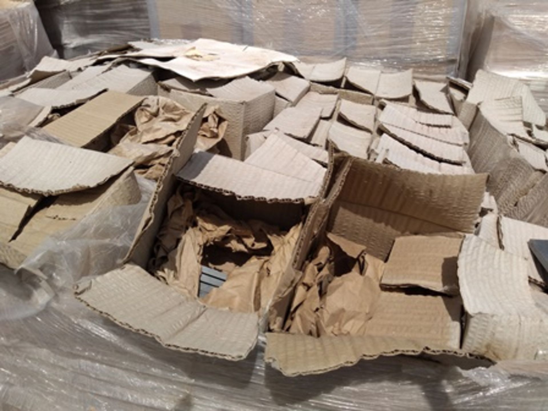 16 pallets containing: 500 boxes of finished product (egraved and shaped esteatita stones). - Image 12 of 22