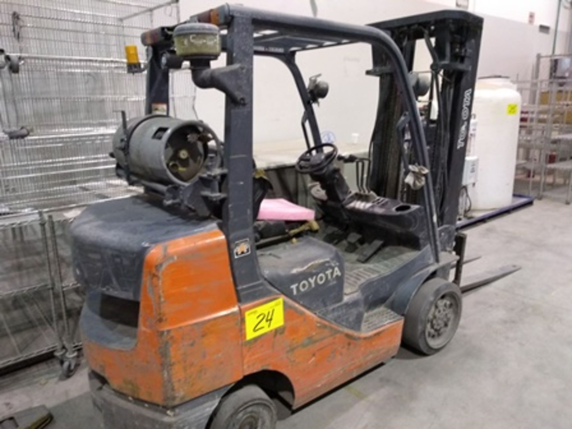 Toyota 6,613.9 lb., model 8FGCU32 forklift LPG engine, max fork height 11 ft. Serial number 8FG … - Image 6 of 25