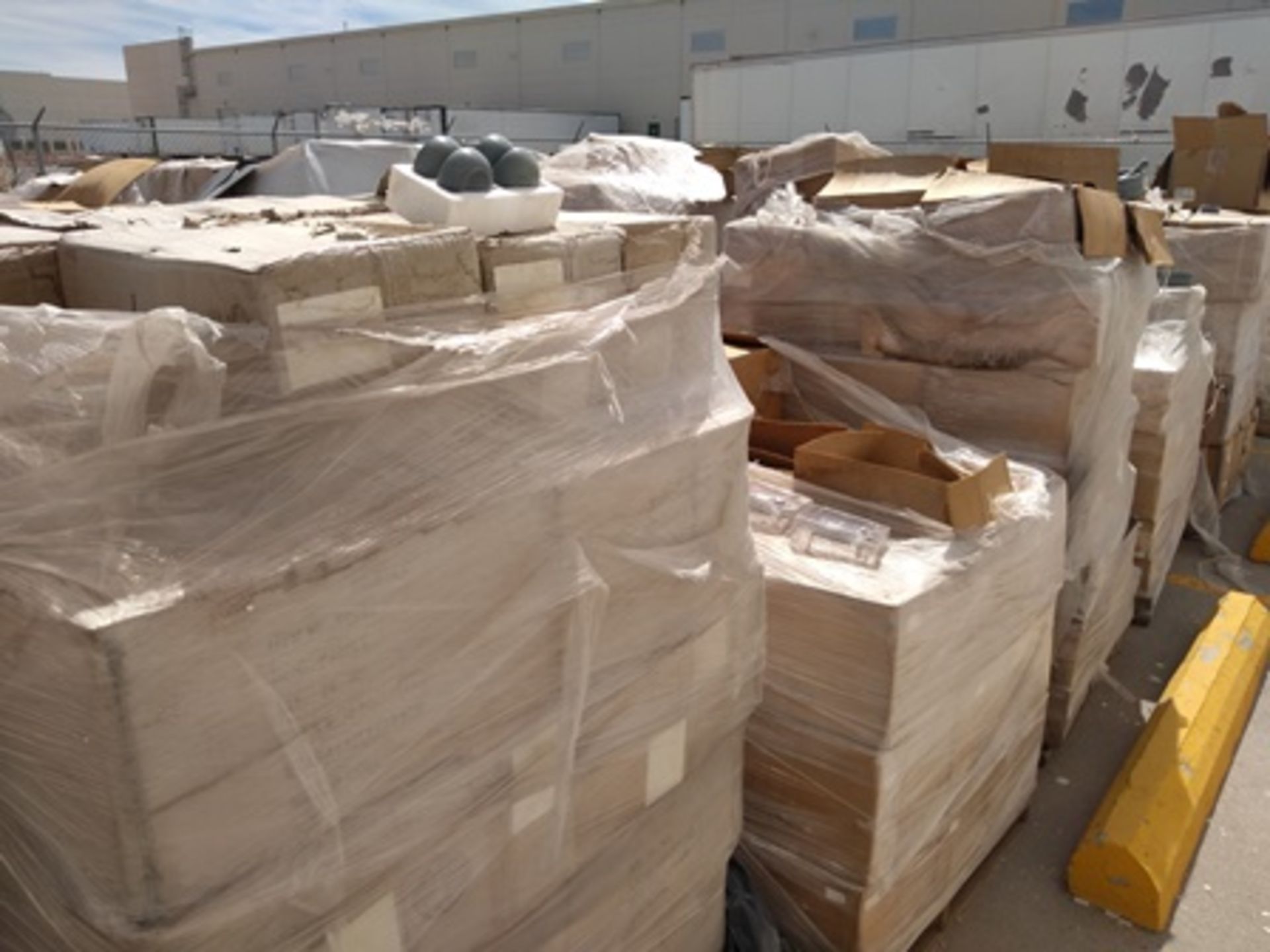 16 pallets containing: 500 boxes of finished product (egraved and shaped esteatita stones and... - Image 19 of 25