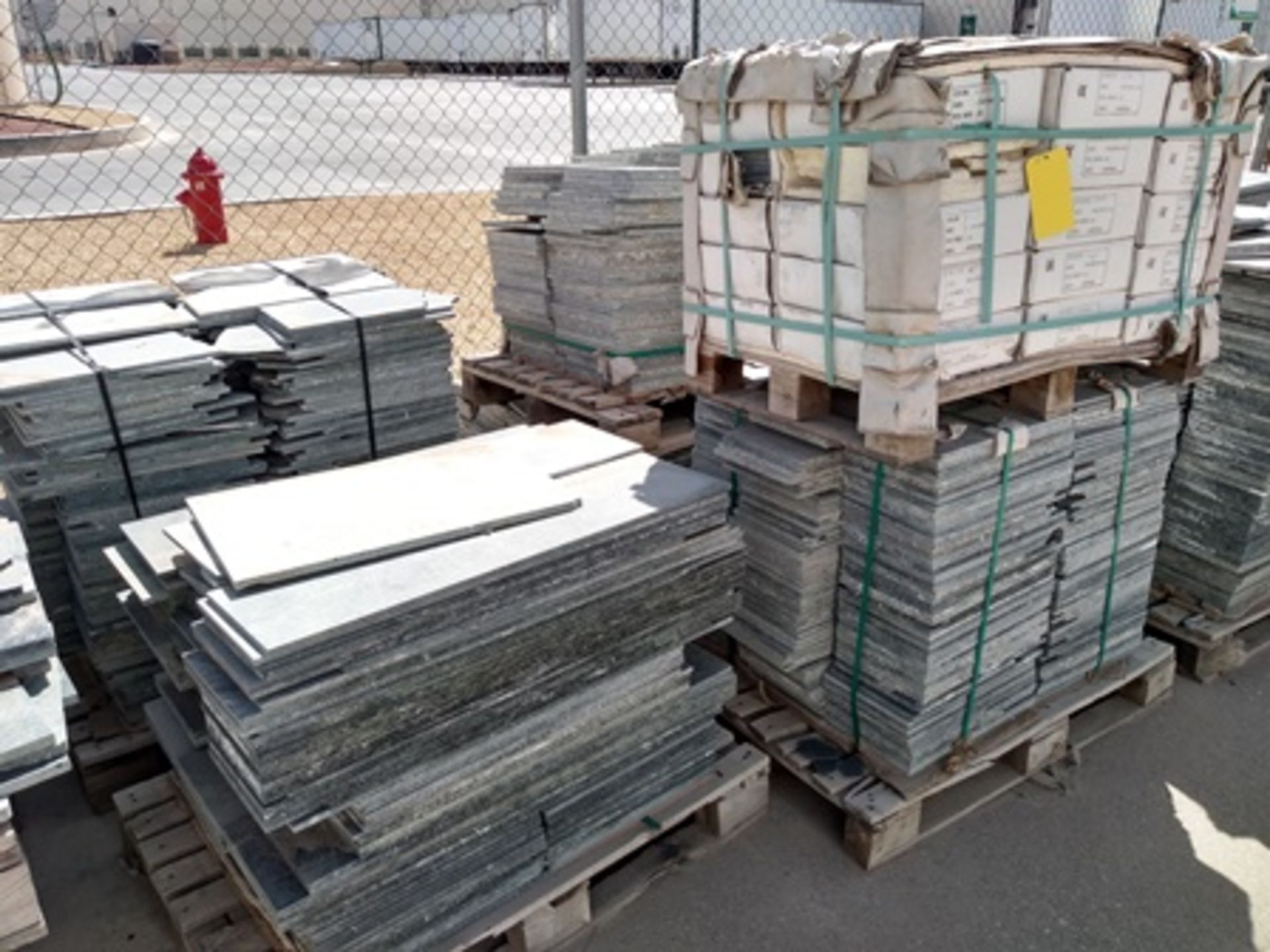 16 pallets of raw material; brazilian esteatita stone in different sizes of lenght and thikness. - Image 15 of 16