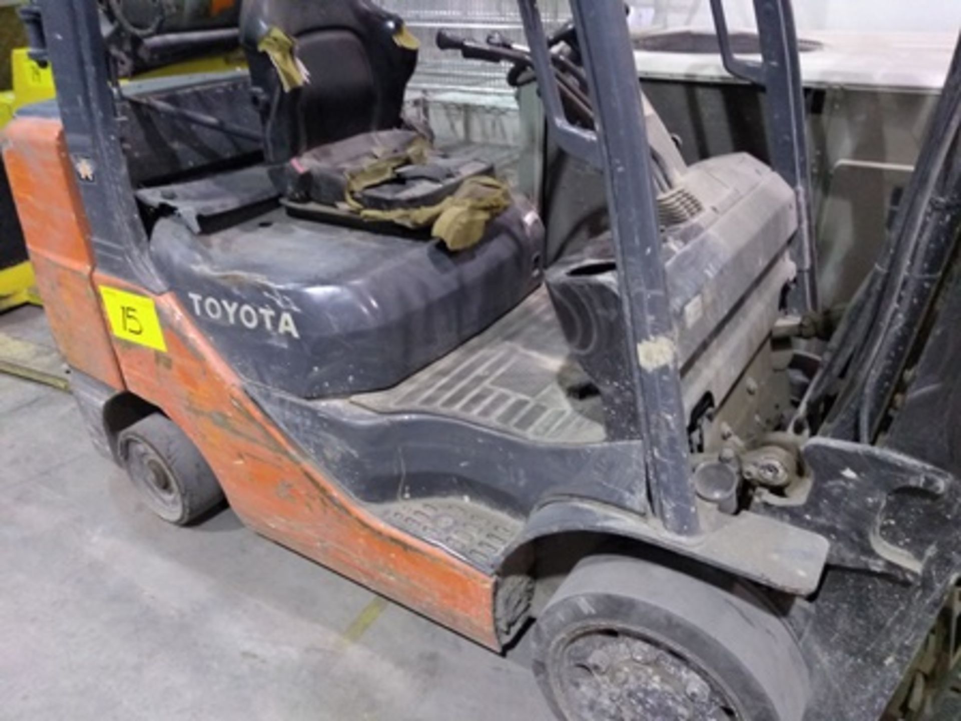 Toyota 6,613.9 lb., model 8FGCU32 forklift LPG engine, max fork height 11 ft. Serial number 8FG … - Image 21 of 25