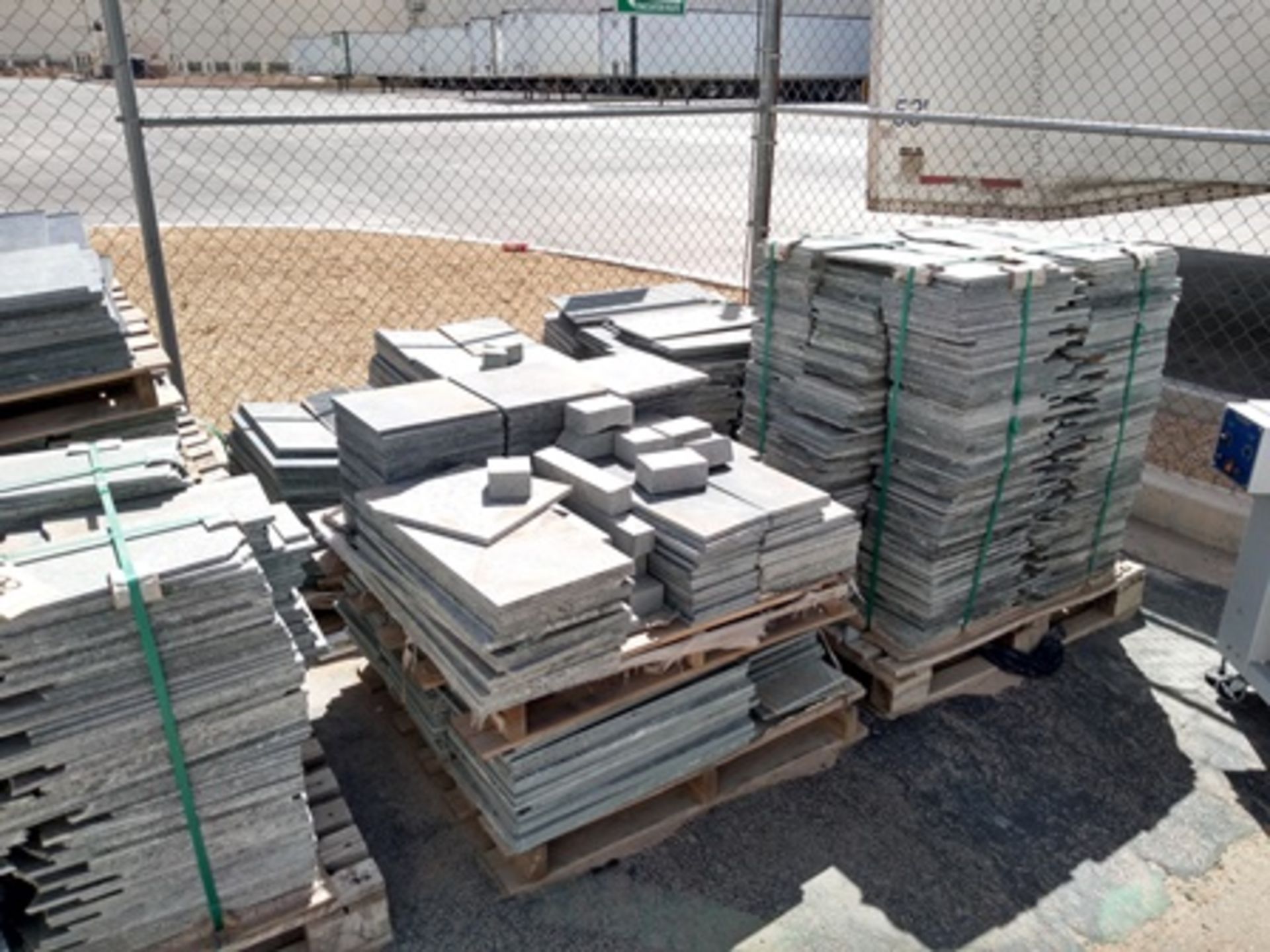 16 pallets of raw material; brazilian esteatita stone in different sizes of lenght and thikness. - Image 12 of 16