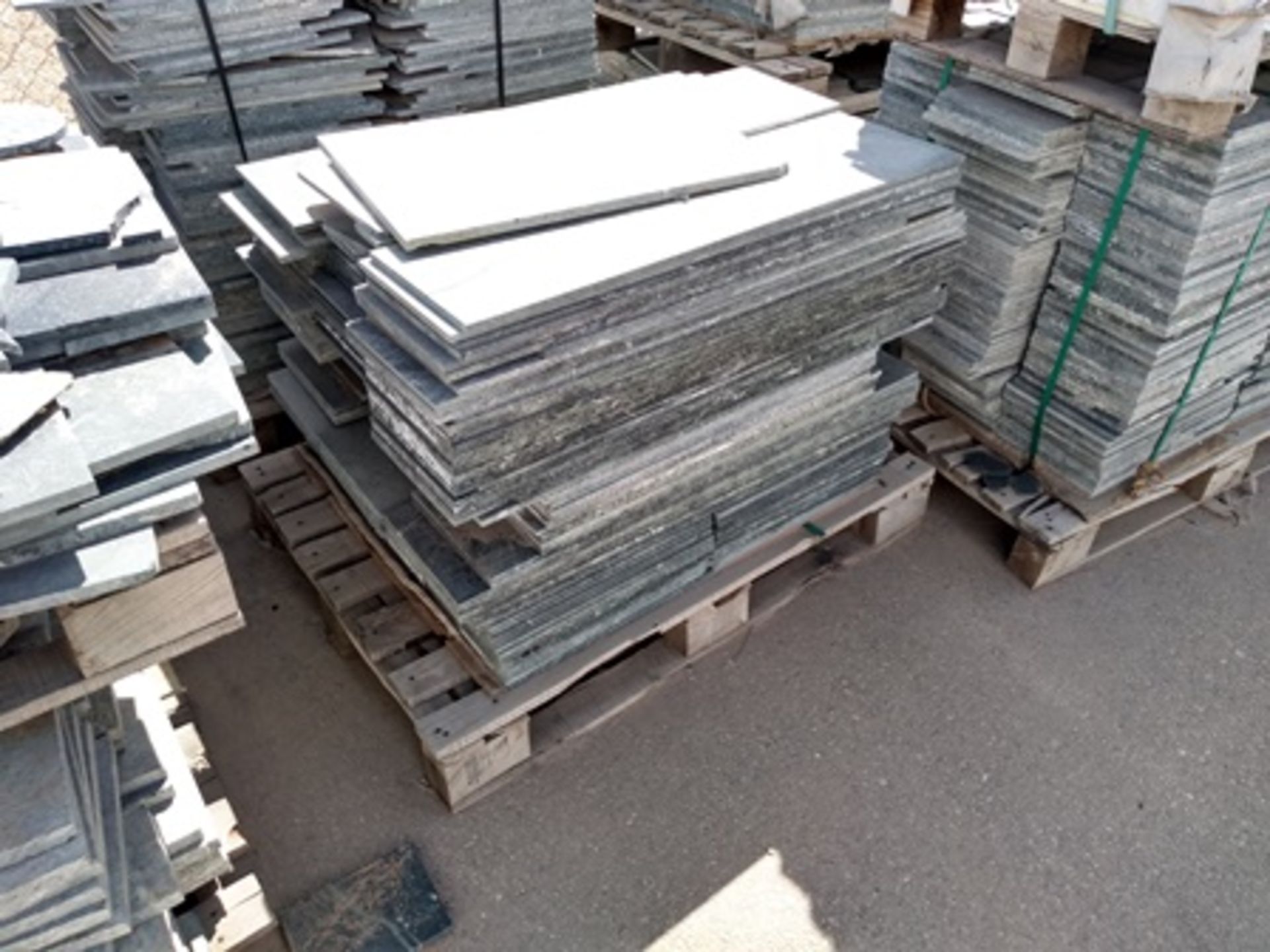 16 pallets of raw material; brazilian esteatita stone in different sizes of lenght and thikness. - Image 7 of 16
