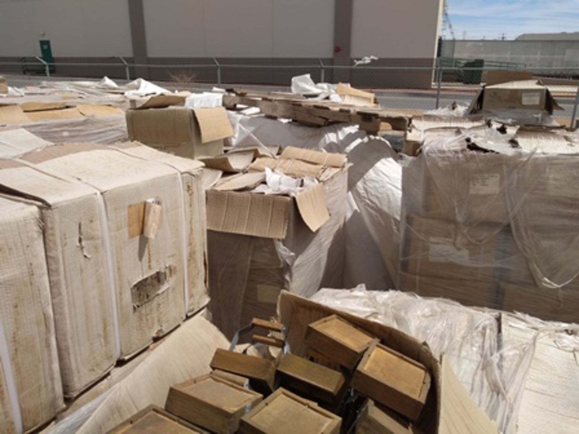 16 pallets containing: 500 boxes of finished product (egraved and shaped esteatita stones). - Image 20 of 22