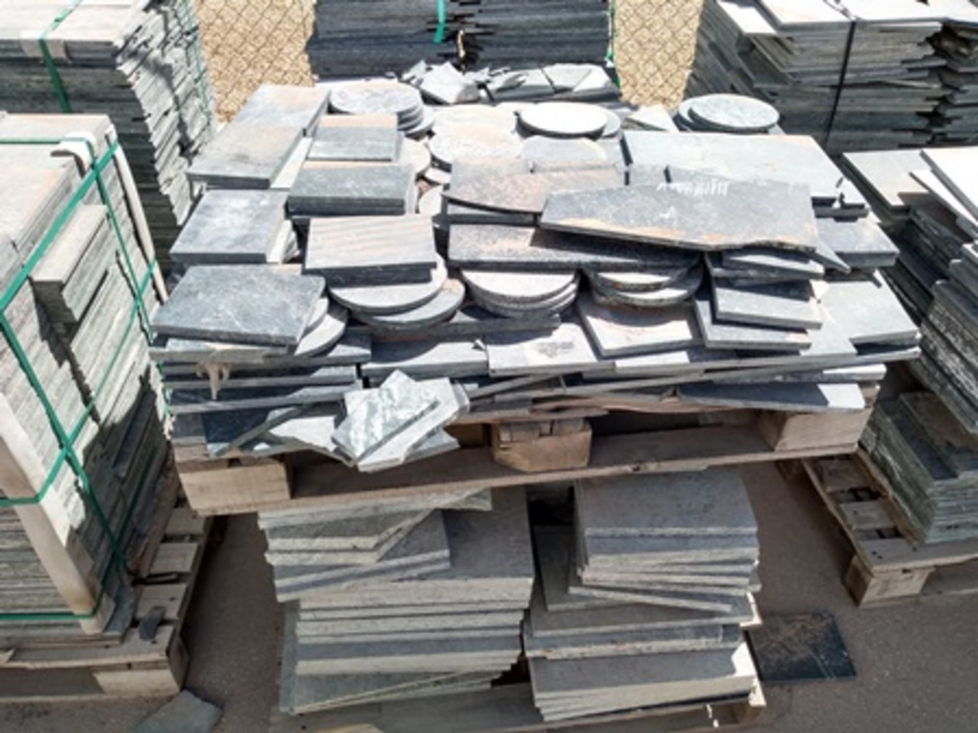 16 pallets of raw material; brazilian esteatita stone in different sizes of lenght and thikness. - Image 6 of 16