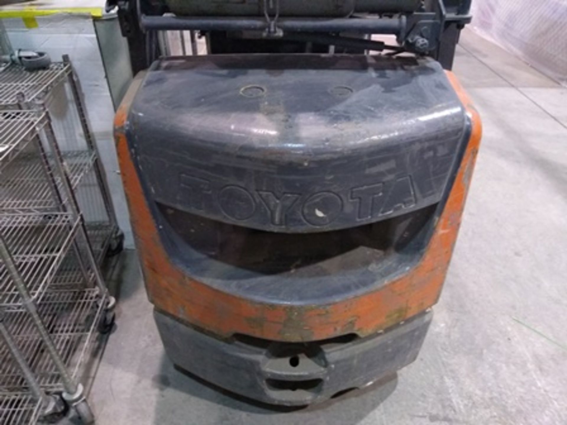 Toyota 6,613.9 lb., model 8FGCU32 forklift LPG engine, max fork height 11 ft. Serial number 8FG … - Image 23 of 25