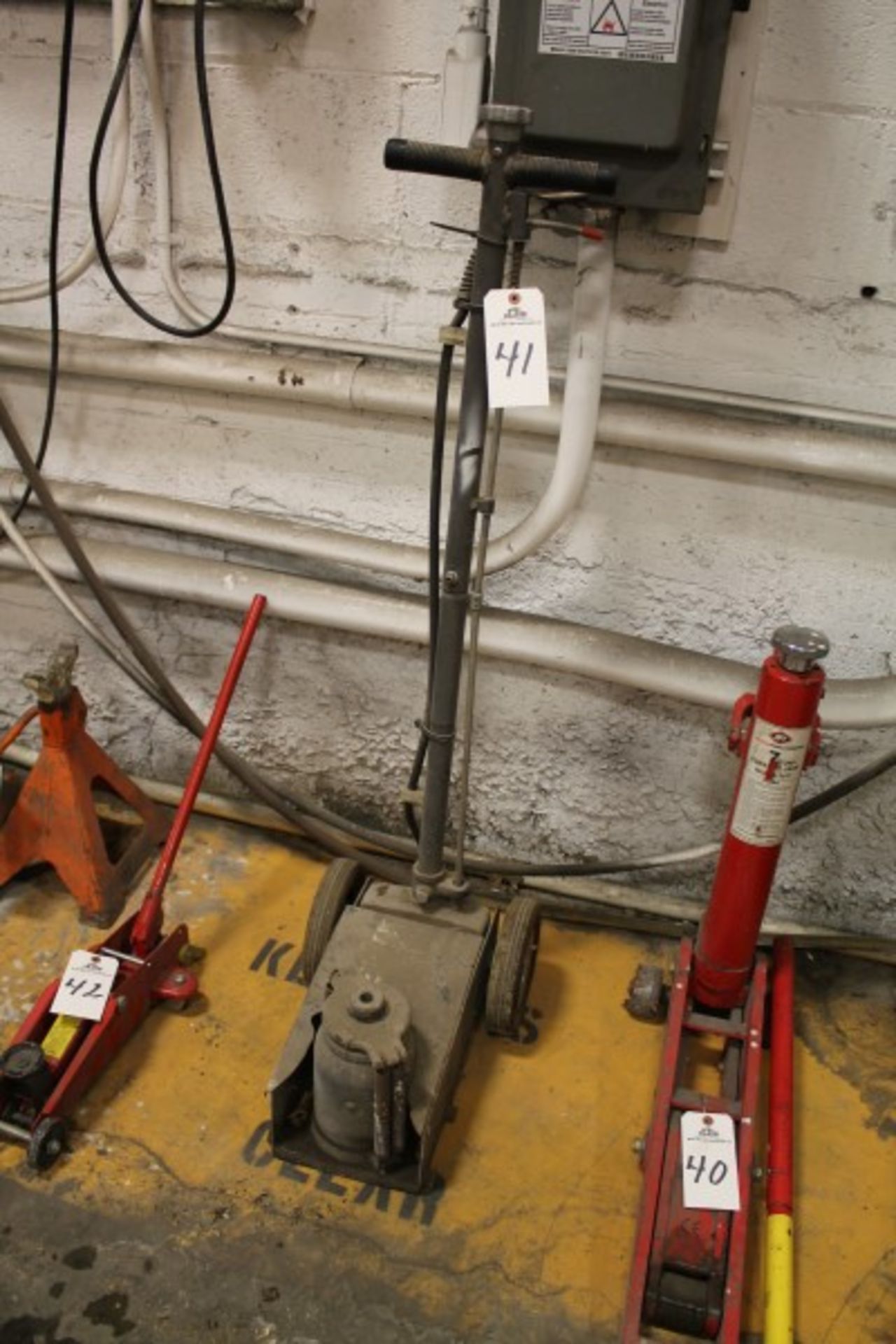 Air over Hydraulic Truck Jack