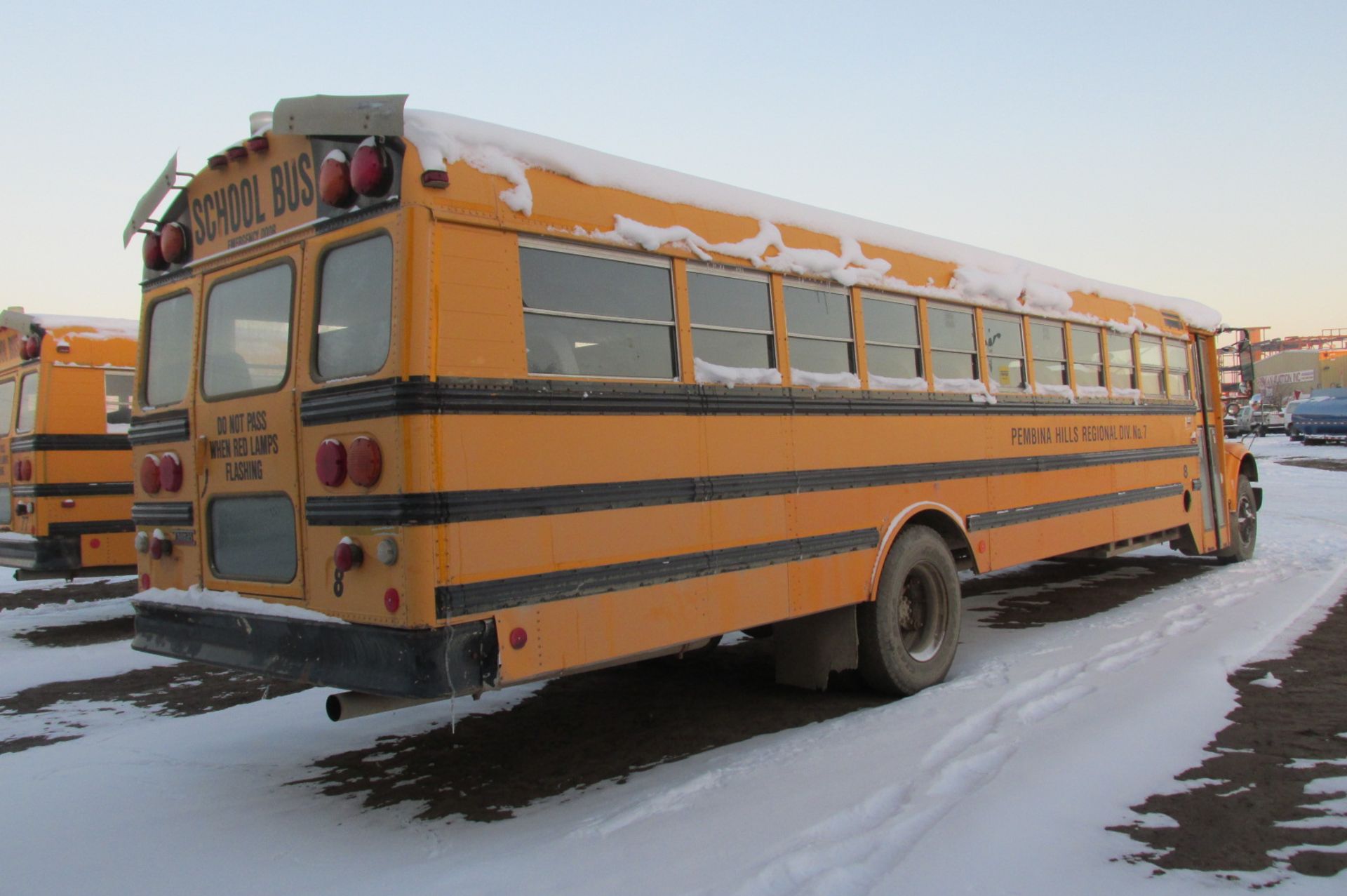 1995 INTERNATIONAL 3800 SA THOMAS BUS BODY Â 7.3L V8 DIESEL 5-SPD STANDARD SN:1HVBBABP4SH649155 - Image 3 of 8