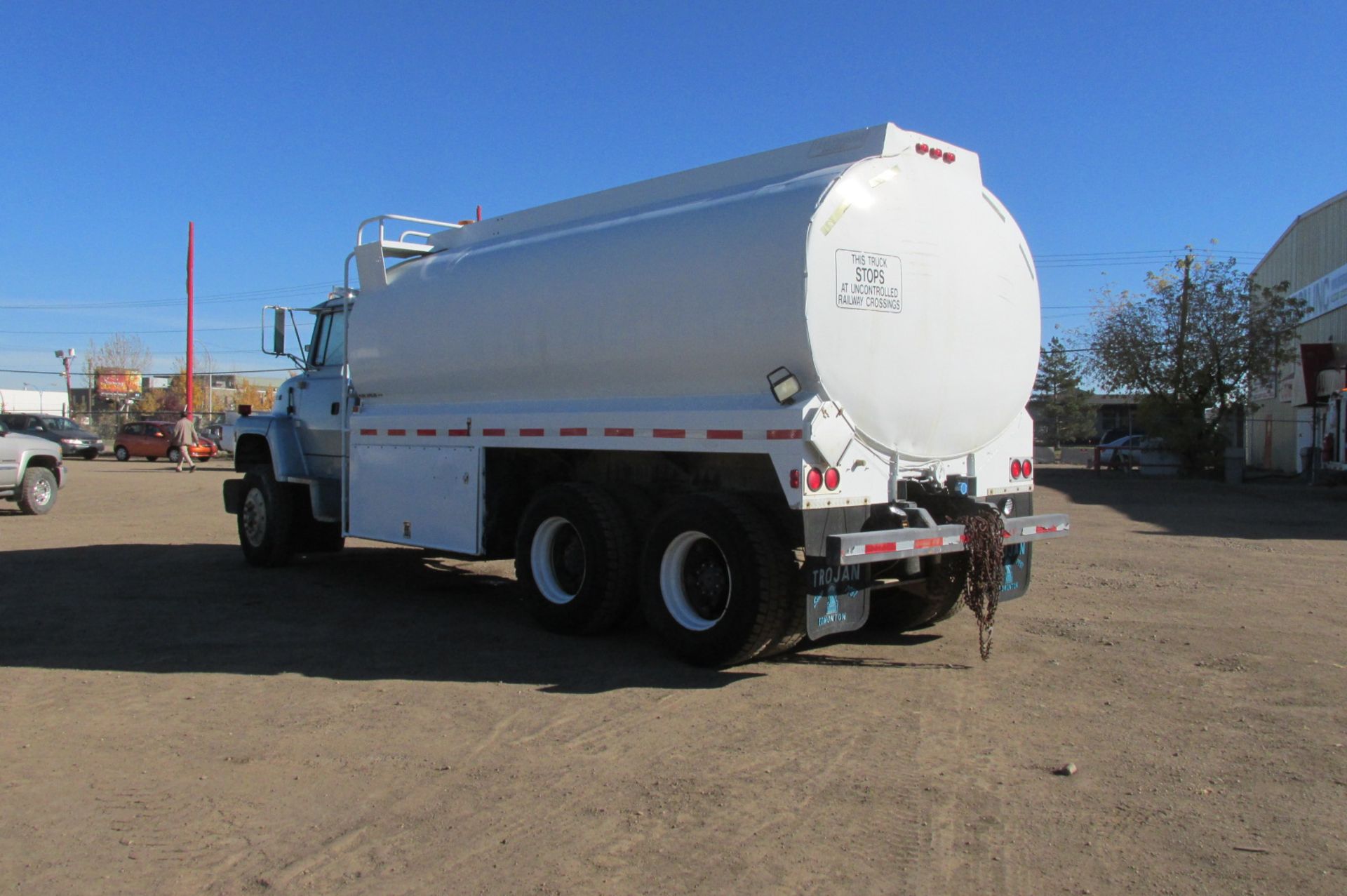 1996 FORD LNT8000F TA Â 8.3L L6 DIESEL 13 SPD STD SN:1FDYW82E3TVA27124 ODO:241710 KM ALBERTA - Image 4 of 8