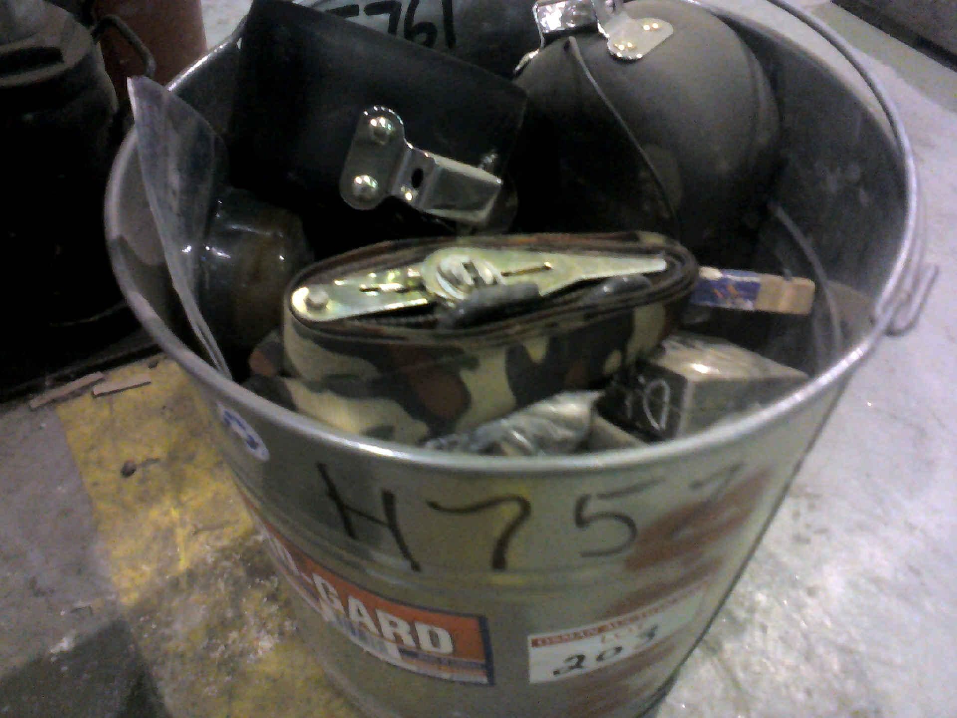 PAIL OF ASSORTED UTILITY LIGHTS & HAND TOOLS
