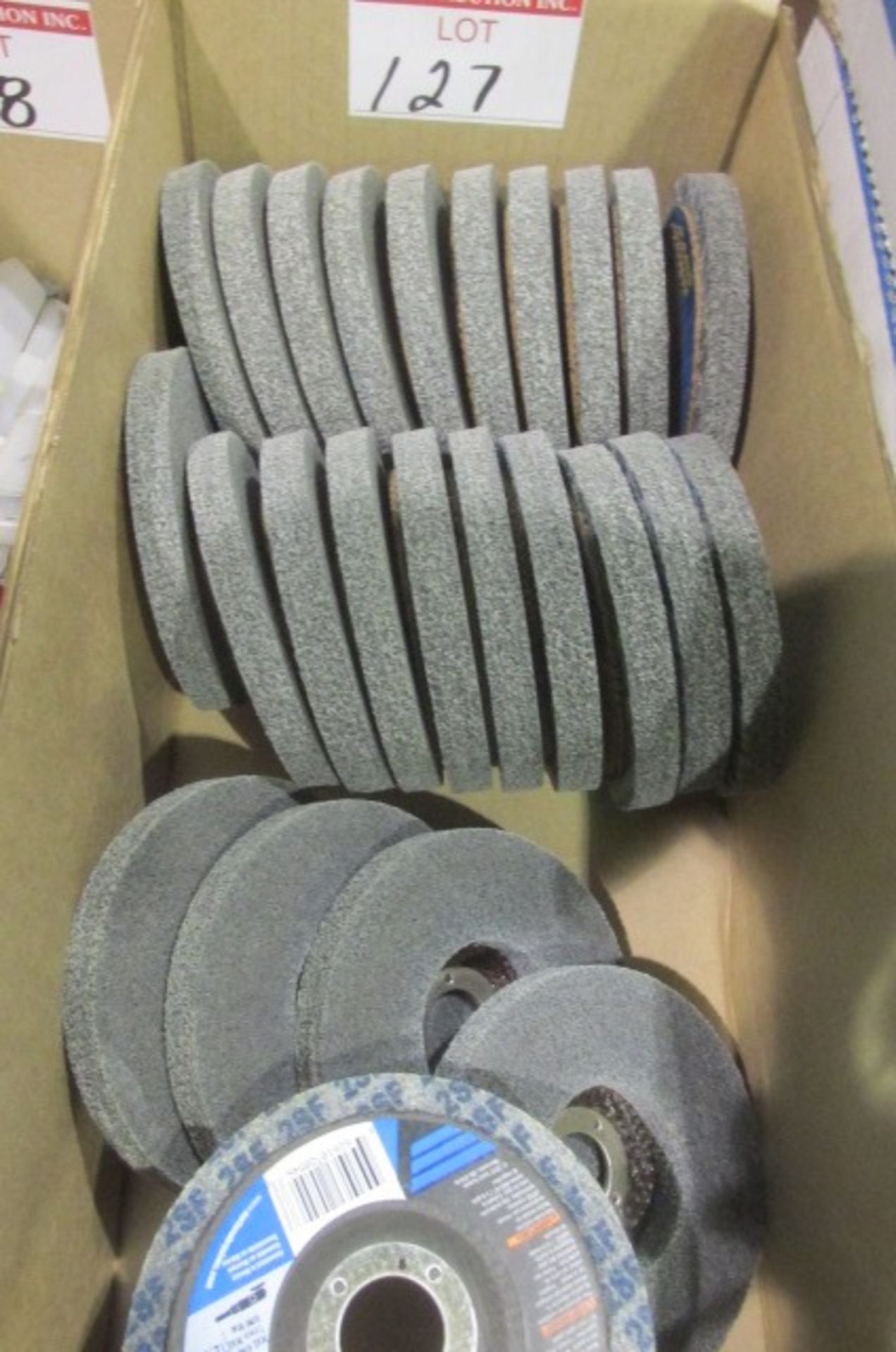 BOX OF APPROXIMATELY 25 NORTON 4 1/2" POLISHING DISCS