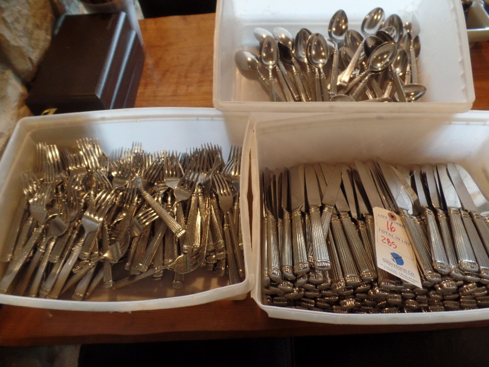 (285) Reed & Barton Glassware 133 knives 123 forks 29 Spoons