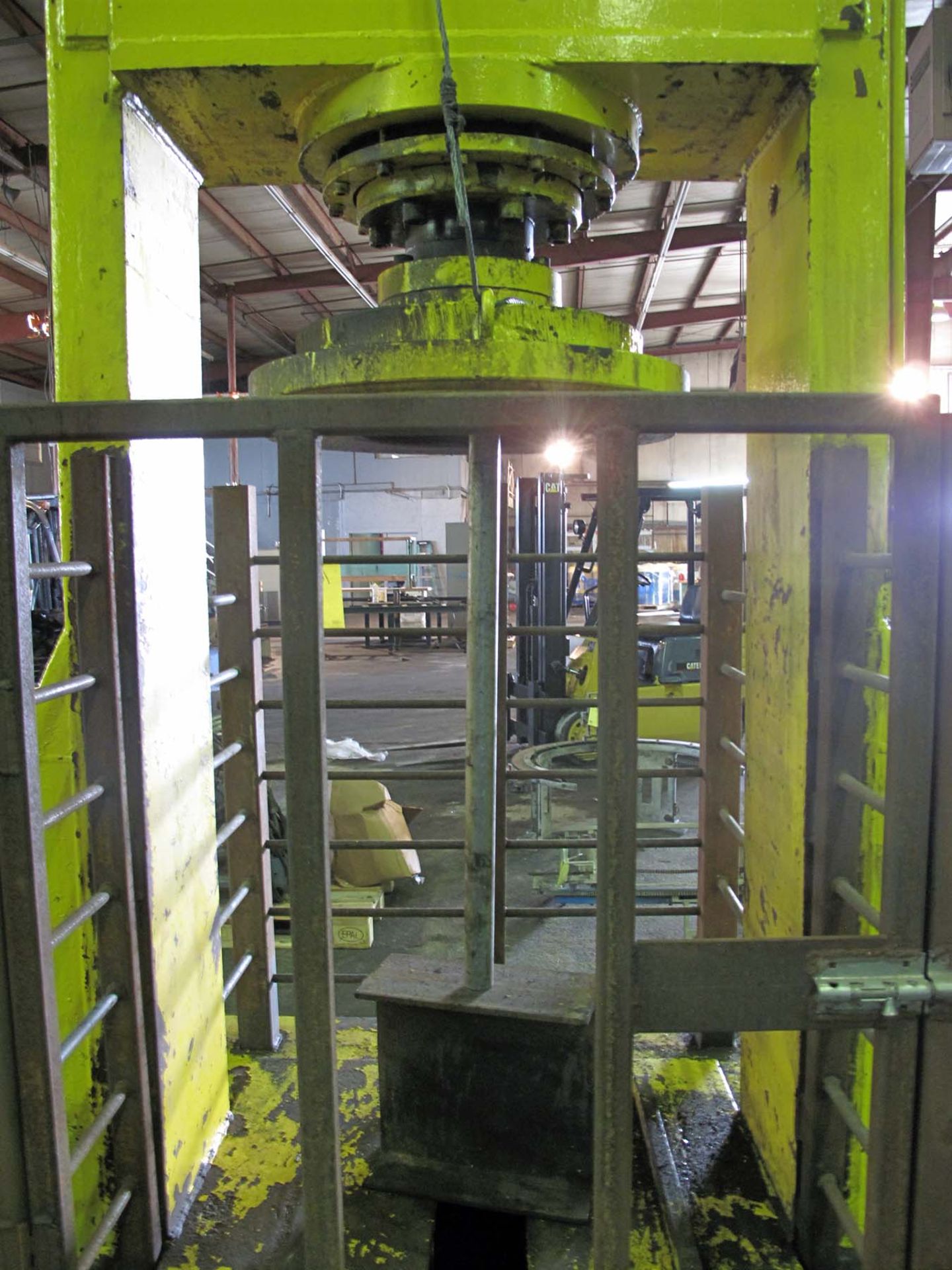 HYDRAULIC TIRE PRESS, CUSTOM 20 T. CAP. VERTICAL DESIGN, outboard hyd. pwr. pack, used to press - Image 5 of 5