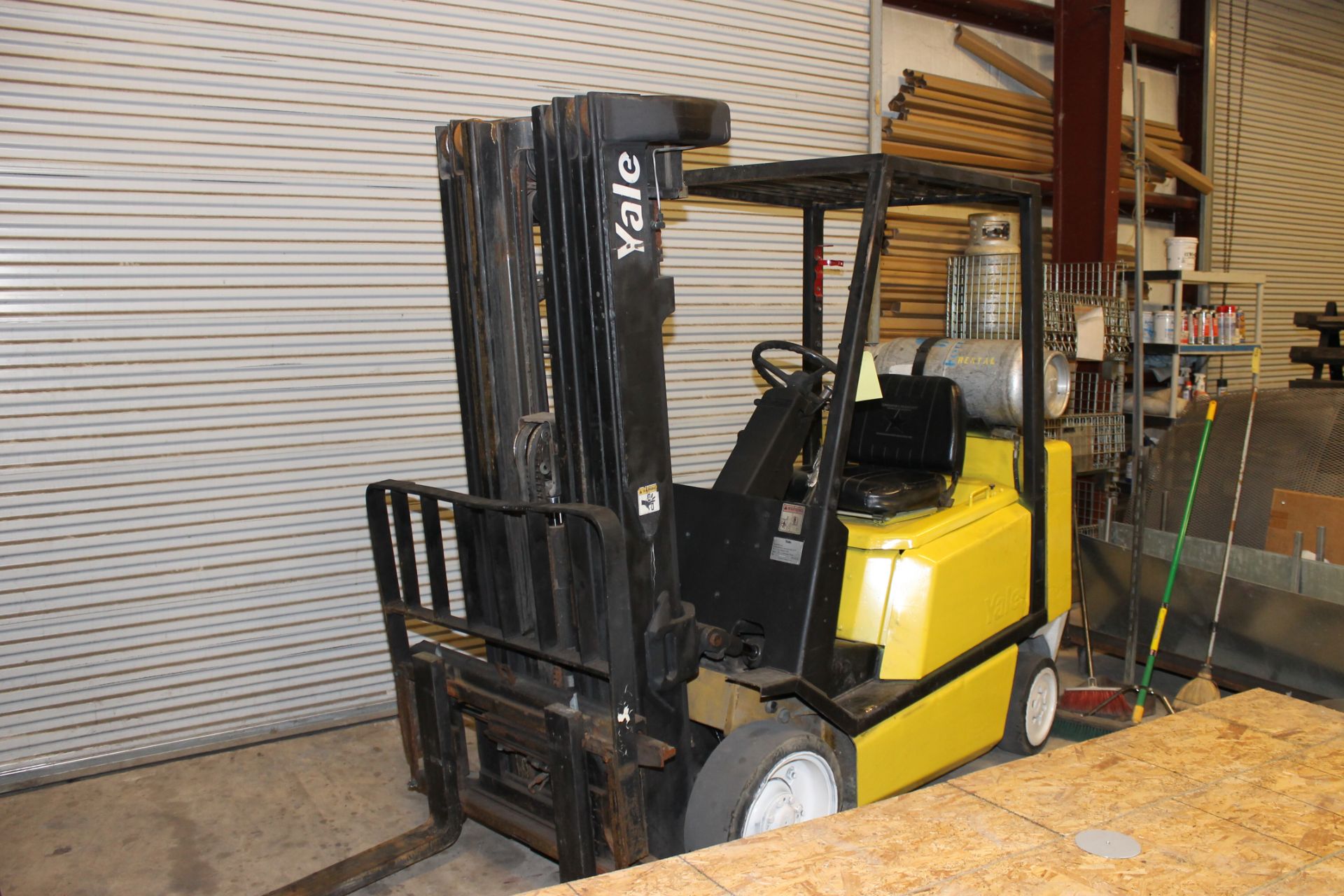 FORKLIFT, YALE 5,000 (est.) LB. CAP., Mdl. D42408, LPG engine, 4-stage mast, cushion tires, 6'L.