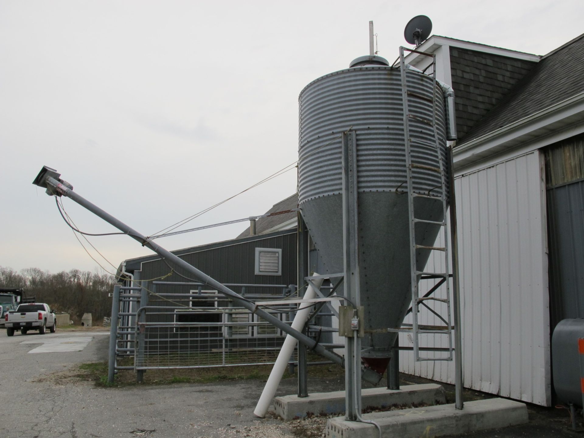 Brock 5 Ton Silo with 4'' Auger