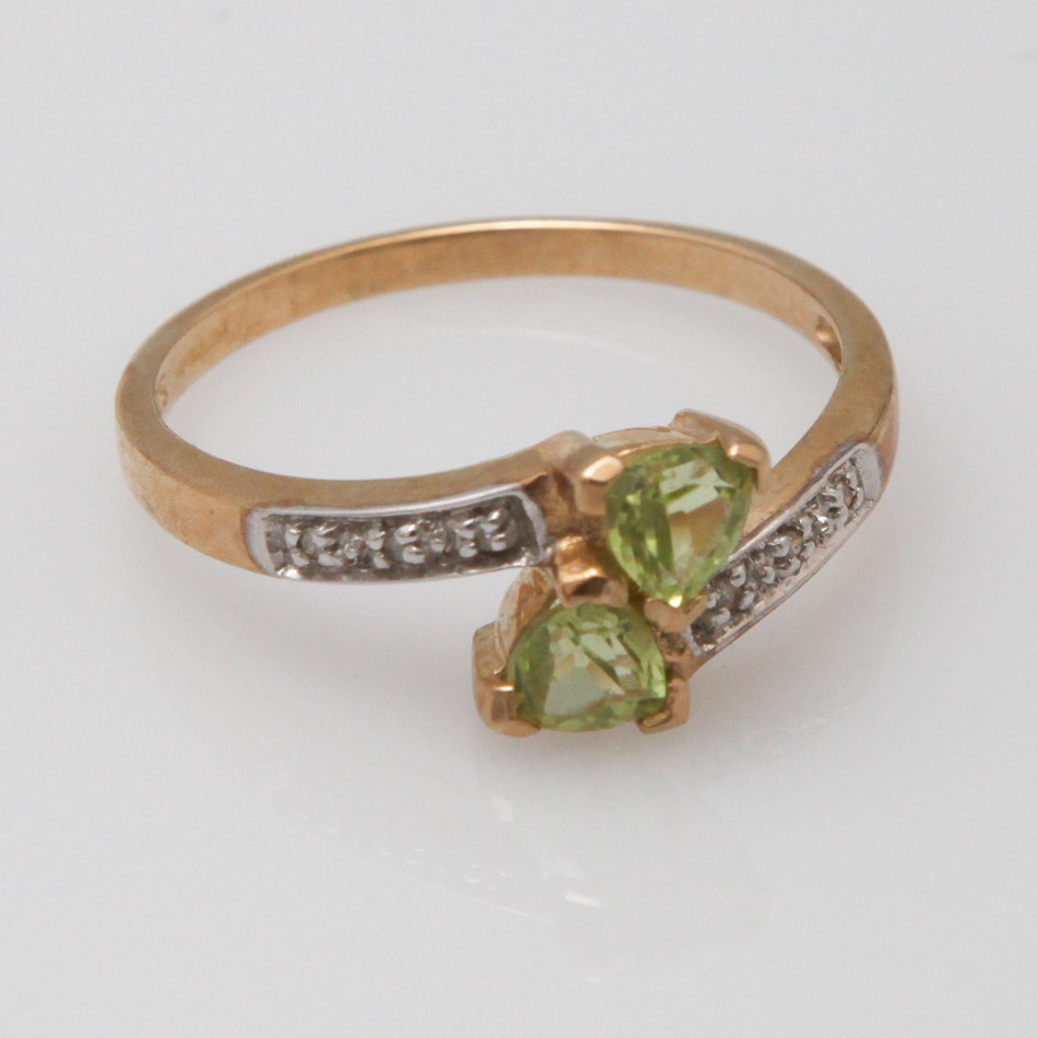 9 carat gold peridot and diamond cross over design ring, ring size 'P'