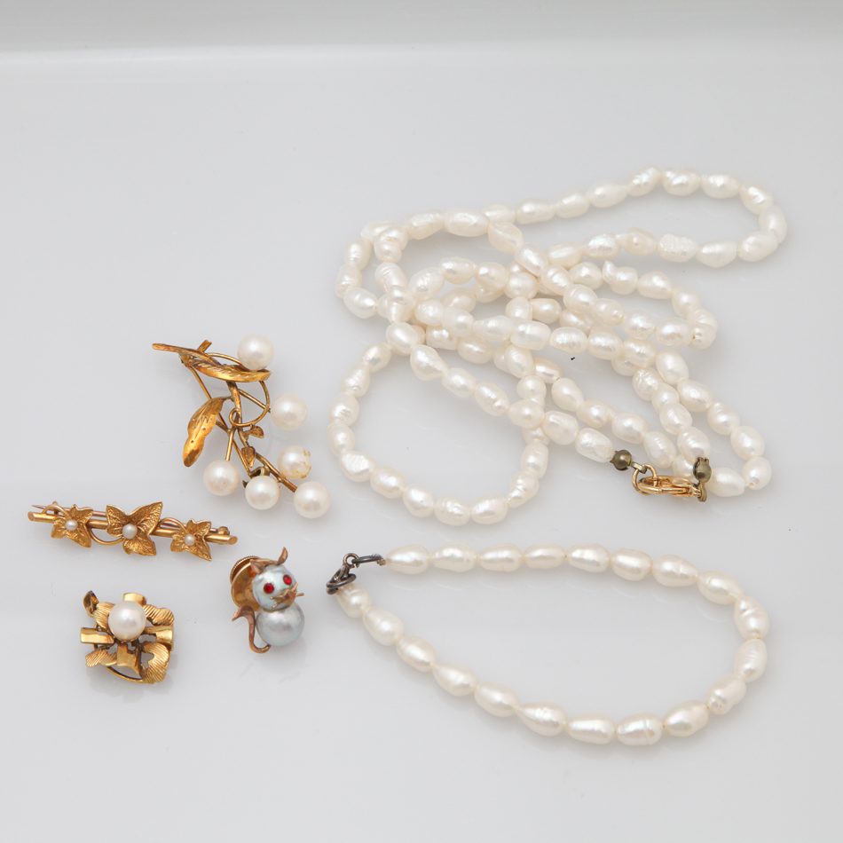 A row of freshwater pearls and a matching bracelet, pretty grey pearl mouse brooch, cultured pearl