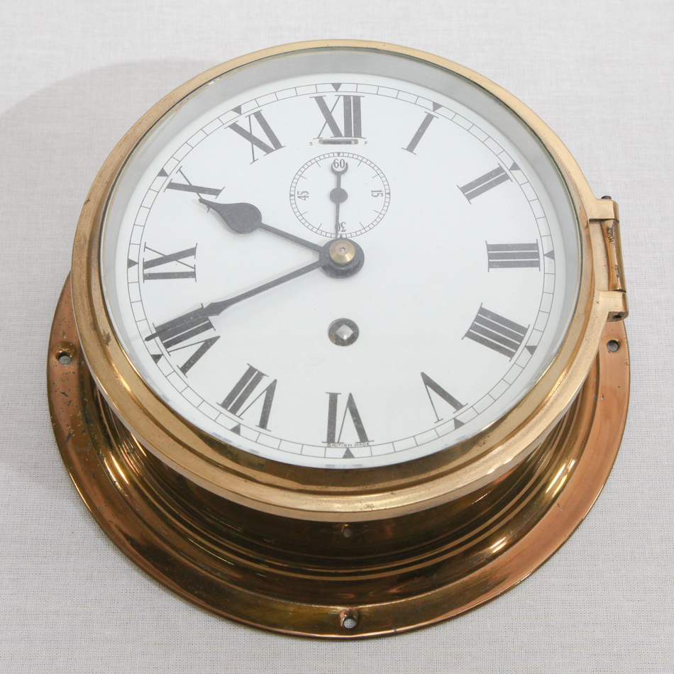 Brass ships clock complete with key, 20 cm in diameter including case