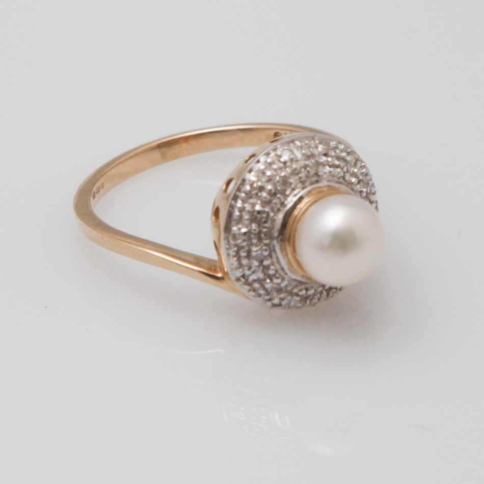 9 carat yellow gold diamond and cultured pearl cluster dress ring, ring size approx 'M'
