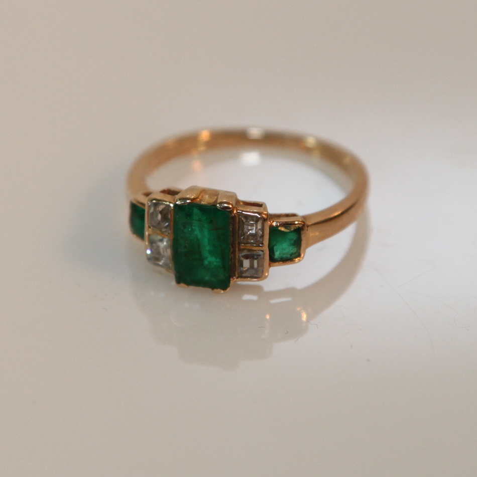 Antique emerald and diamond ring set with trap cut emerald, 2 diamonds to either side with a further