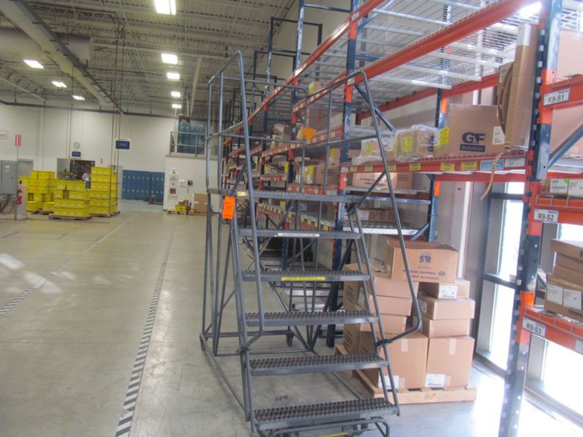 Ballymore 6-step portable shop ladder with 3' X 4' top platform