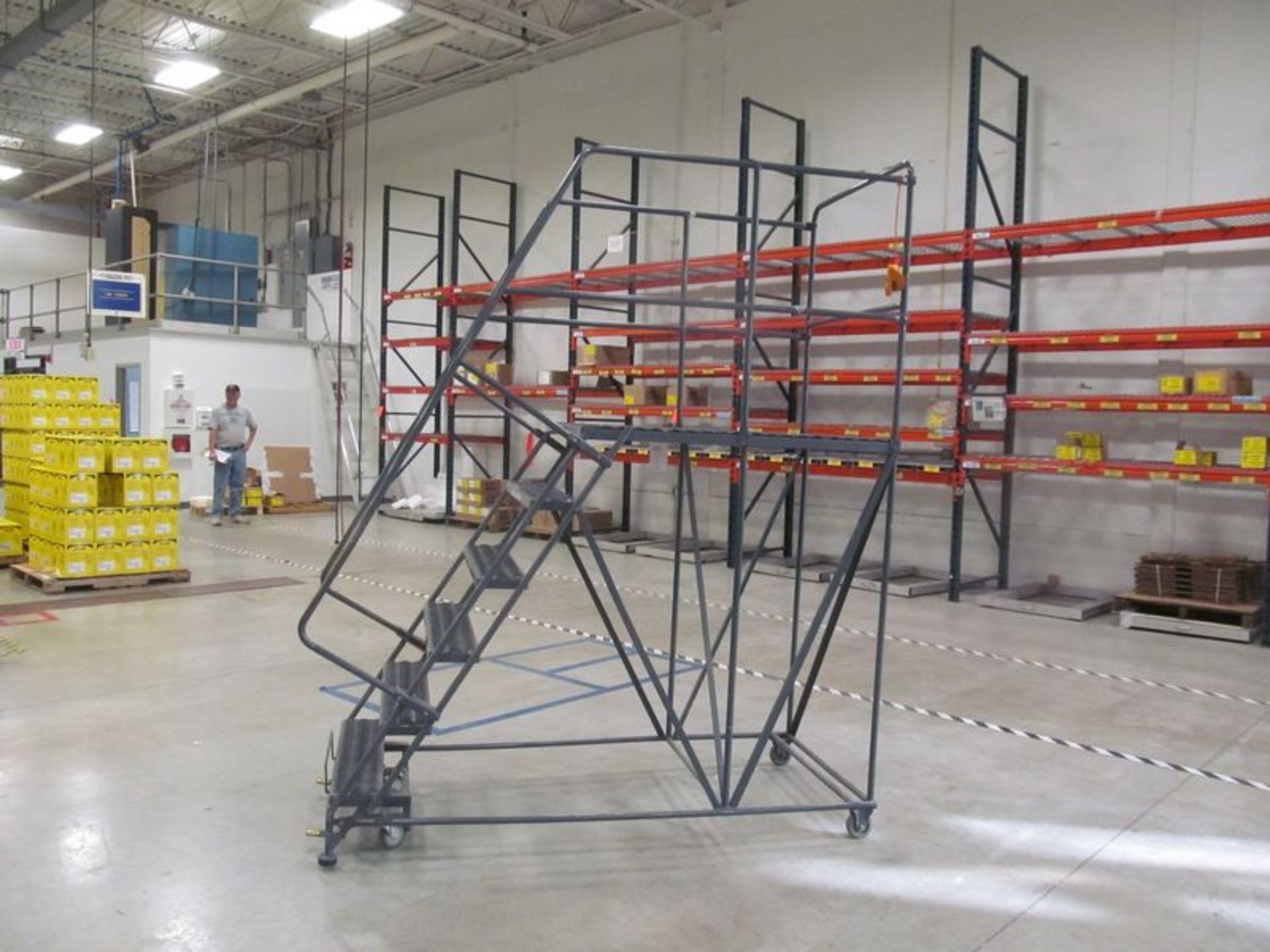 Ballymore 6-step portable shop ladder with 3' X 4' top platform - Image 2 of 2