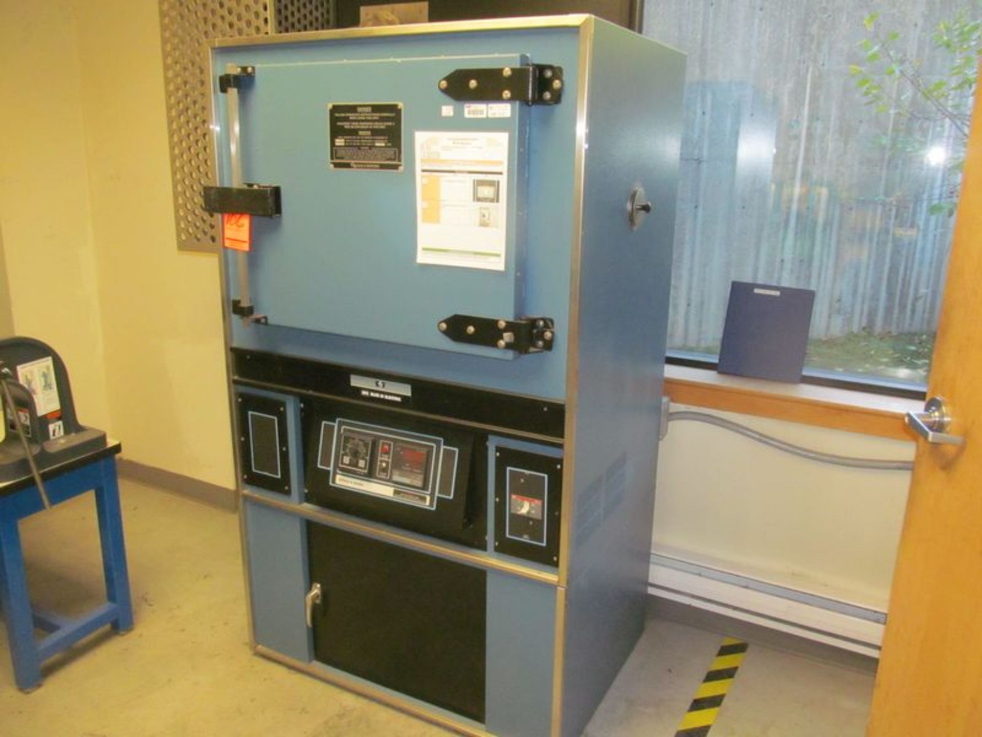 Blue M SPX evironmental chamber oven, M/N DCW-256-F-MP350, S/N 30239, temp rating 350 DegC, 240V,