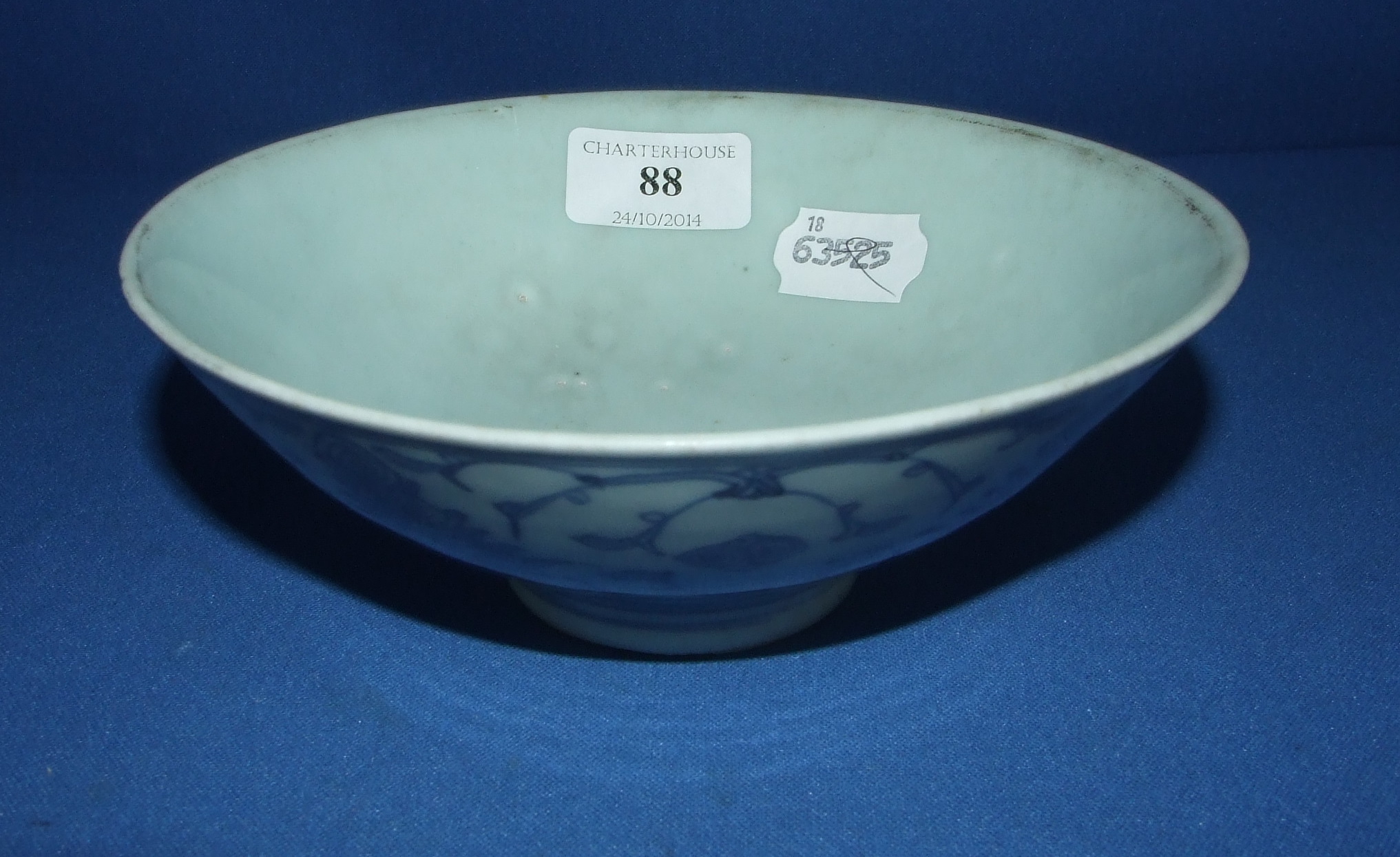 A Chinese bowl, with underglaze blue decoration, 17.5 cm diameter