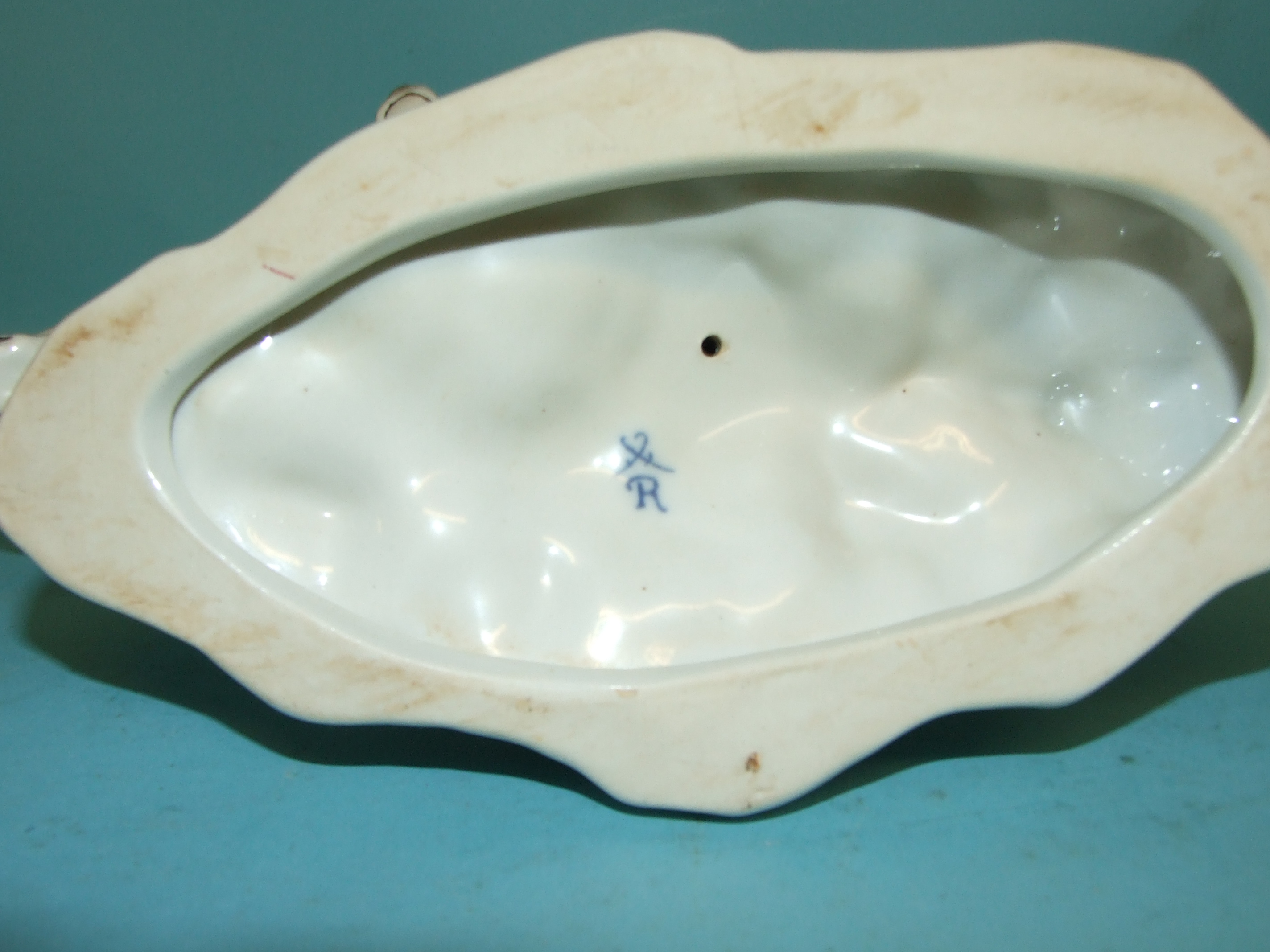 A porcelain group of two dogs, 11.5 cm high - Image 3 of 3