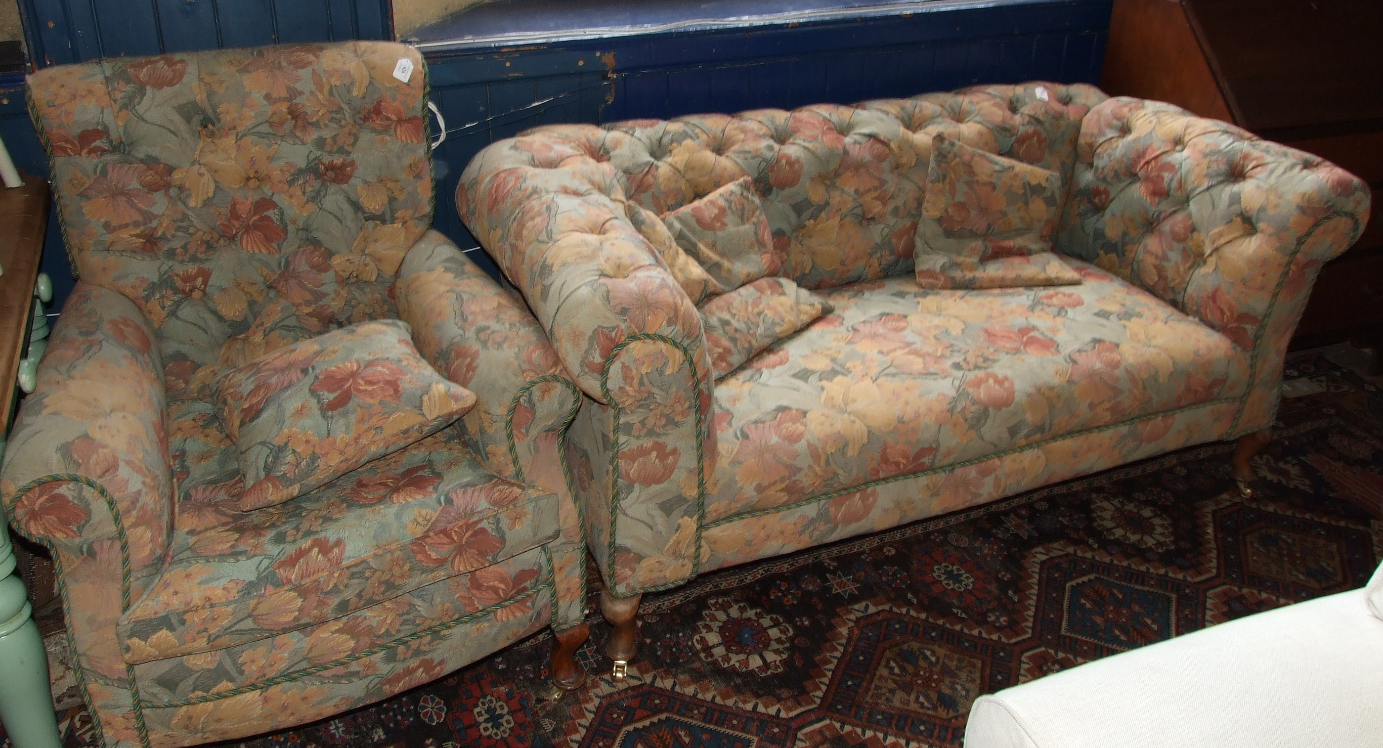A drop end settee, and a similar armchair (2)