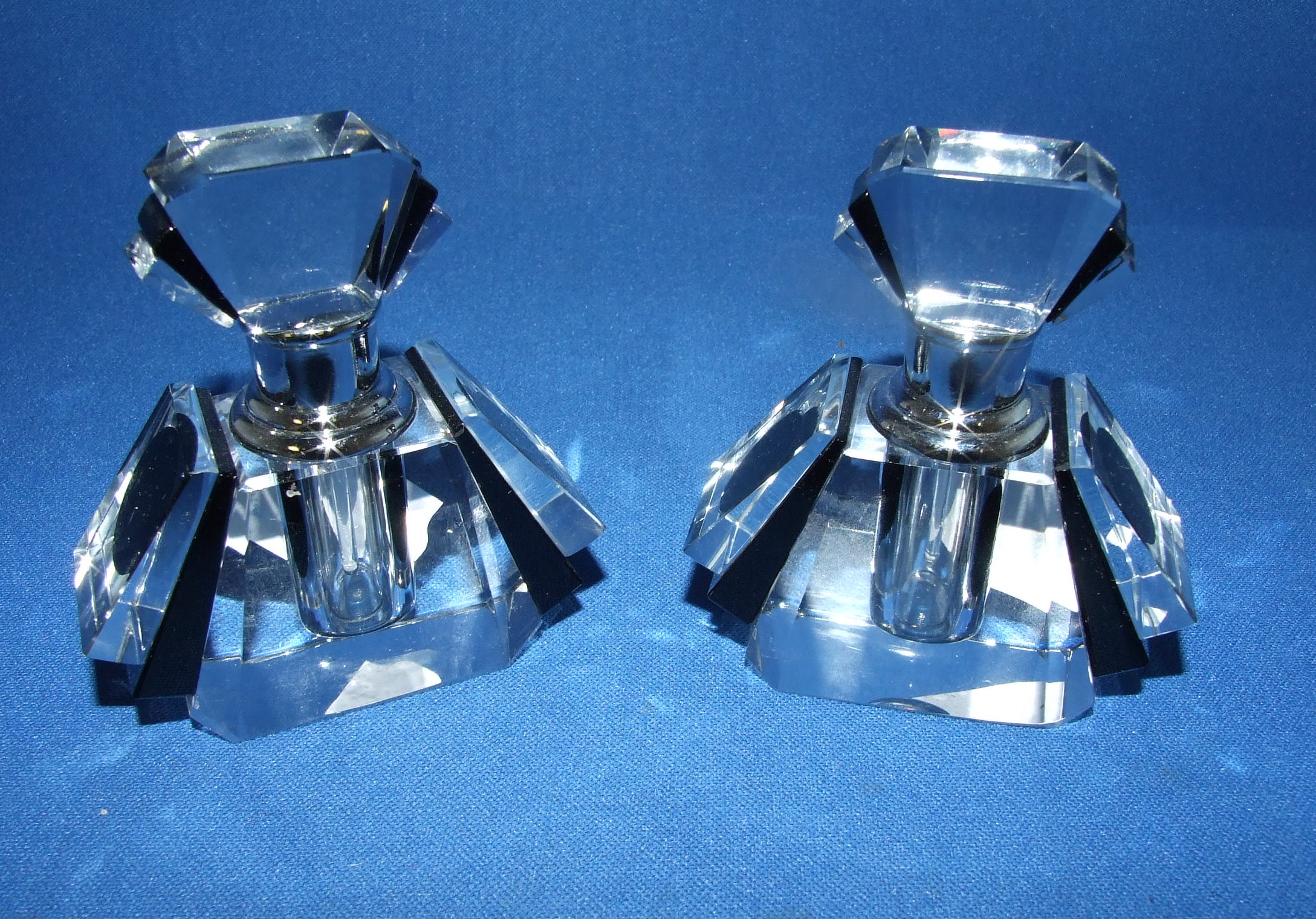 A pair of Art Deco style glass scent bottles, 7.5 cm high