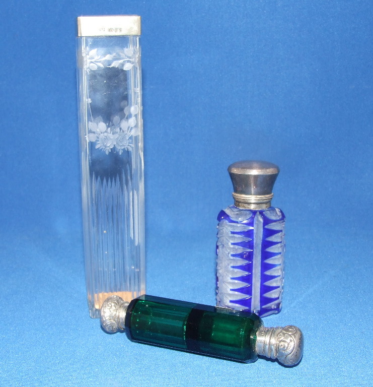 EXTRA LOT: An Edwardian silver and green glass double ended scent bottle, Birmingham 1901, 11 cm,