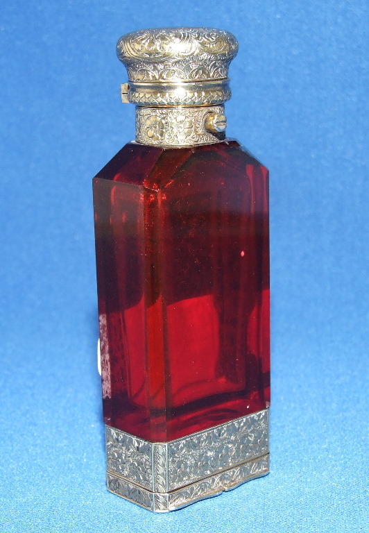 EXTRA LOT: A Victorian cranberry glass and silver gilt scent bottle and vinaigrette, the silver gilt