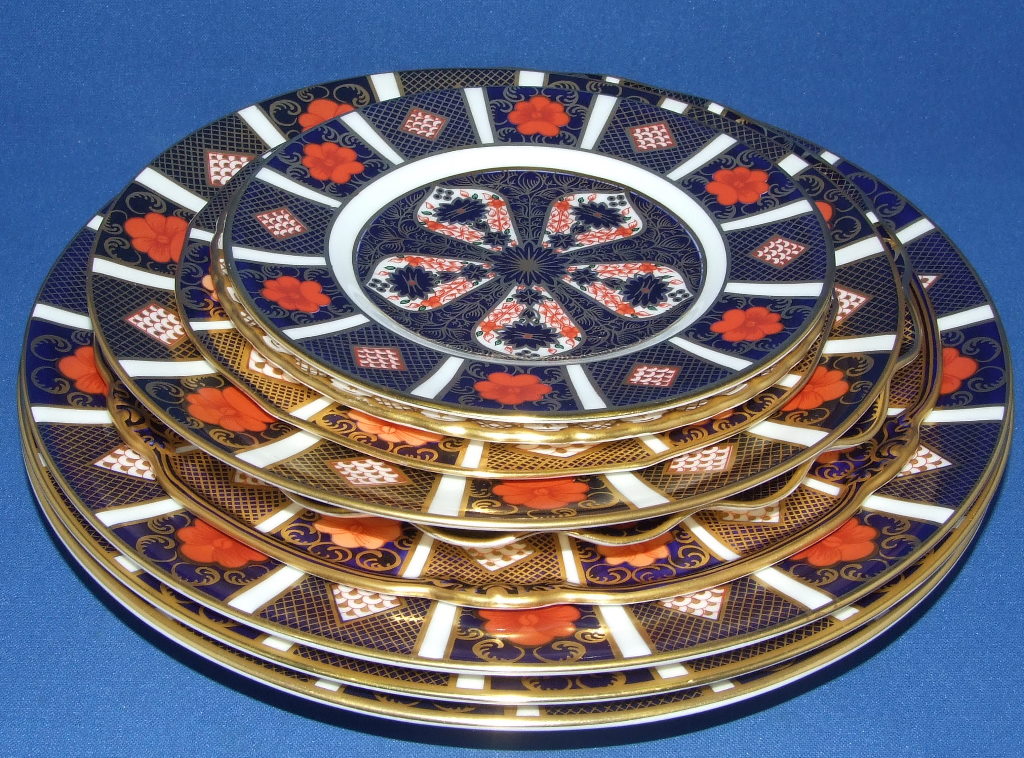 A pair of Royal Crown Derby Imari cups and saucers, 1128, three matching plates, 26.5 cm wide, other - Image 2 of 2