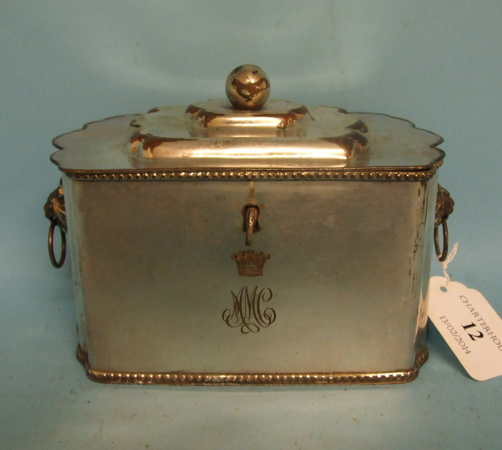 A silver plated tea caddy, 14 cm wide Condition report Report by JB

The tea caddy displays