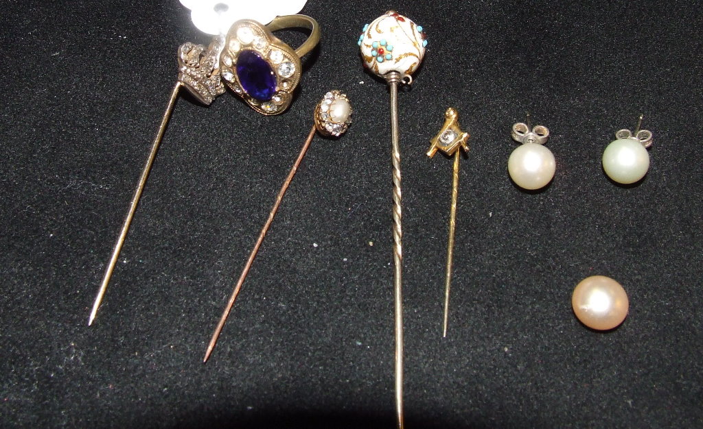 A yellow coloured metal pin, in the form of a crown, and other assorted items