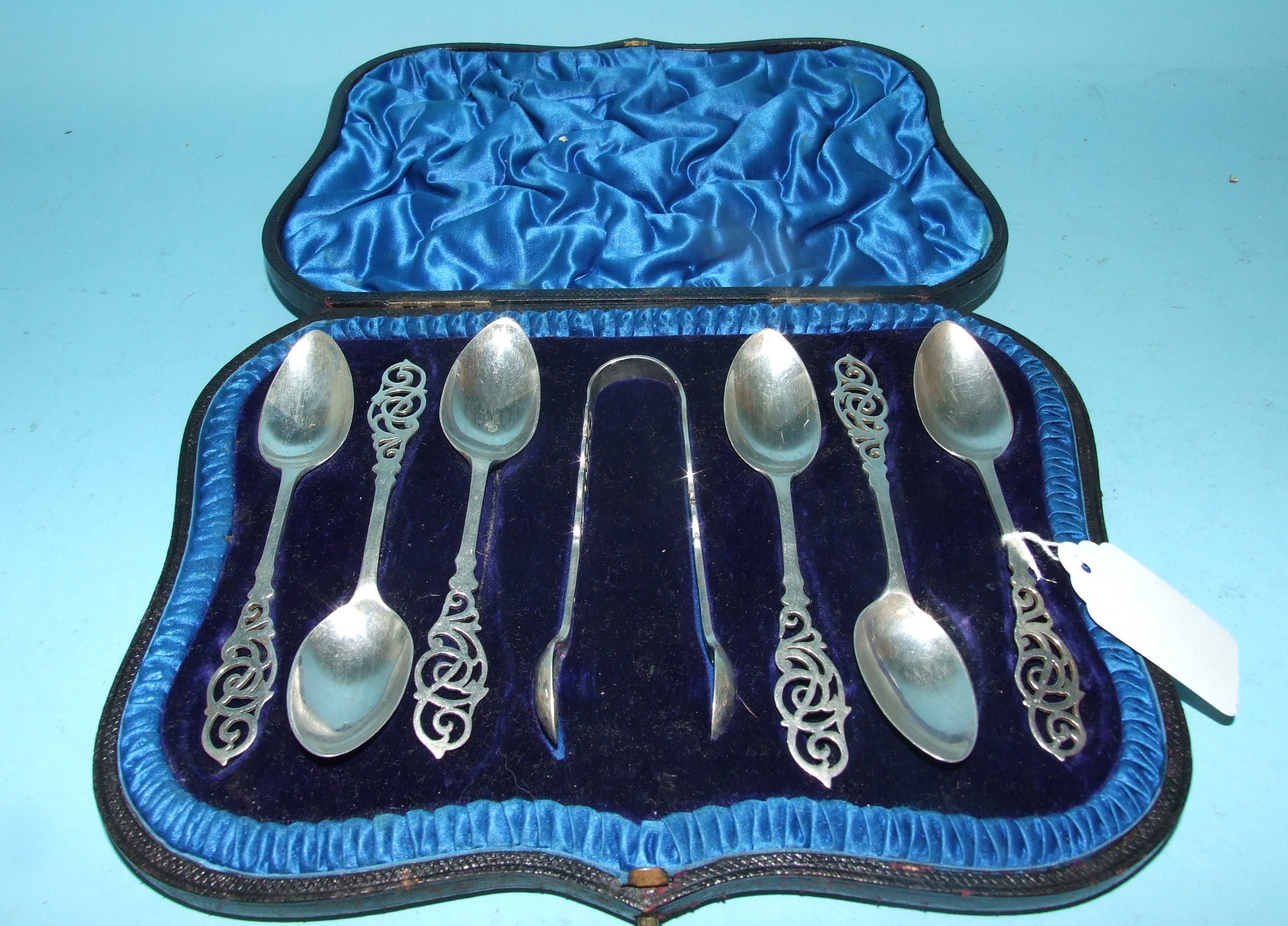 A set of six Victorian silver teaspoons, with matching sugar tongs, Birmingham 1900, cased, and