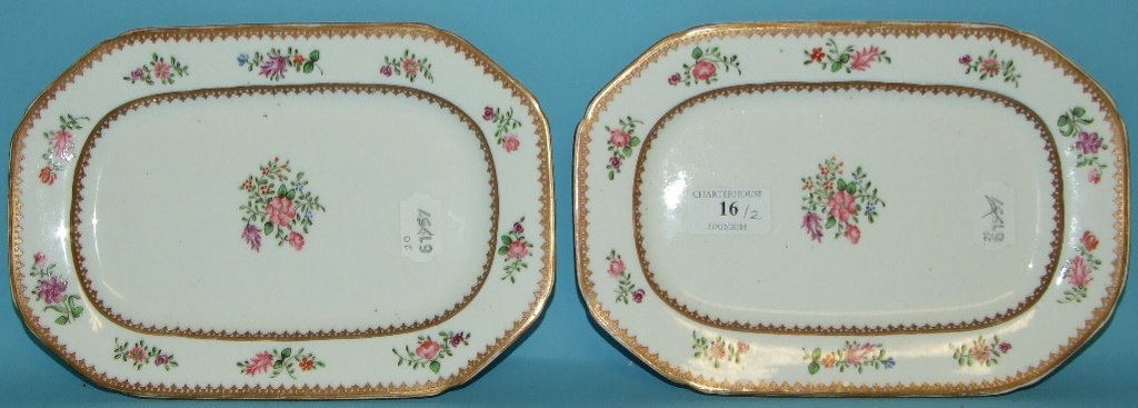 A pair of Spode Felspar porcelain plates, with painted floral and gilt decoration, 25 cm wide (2)