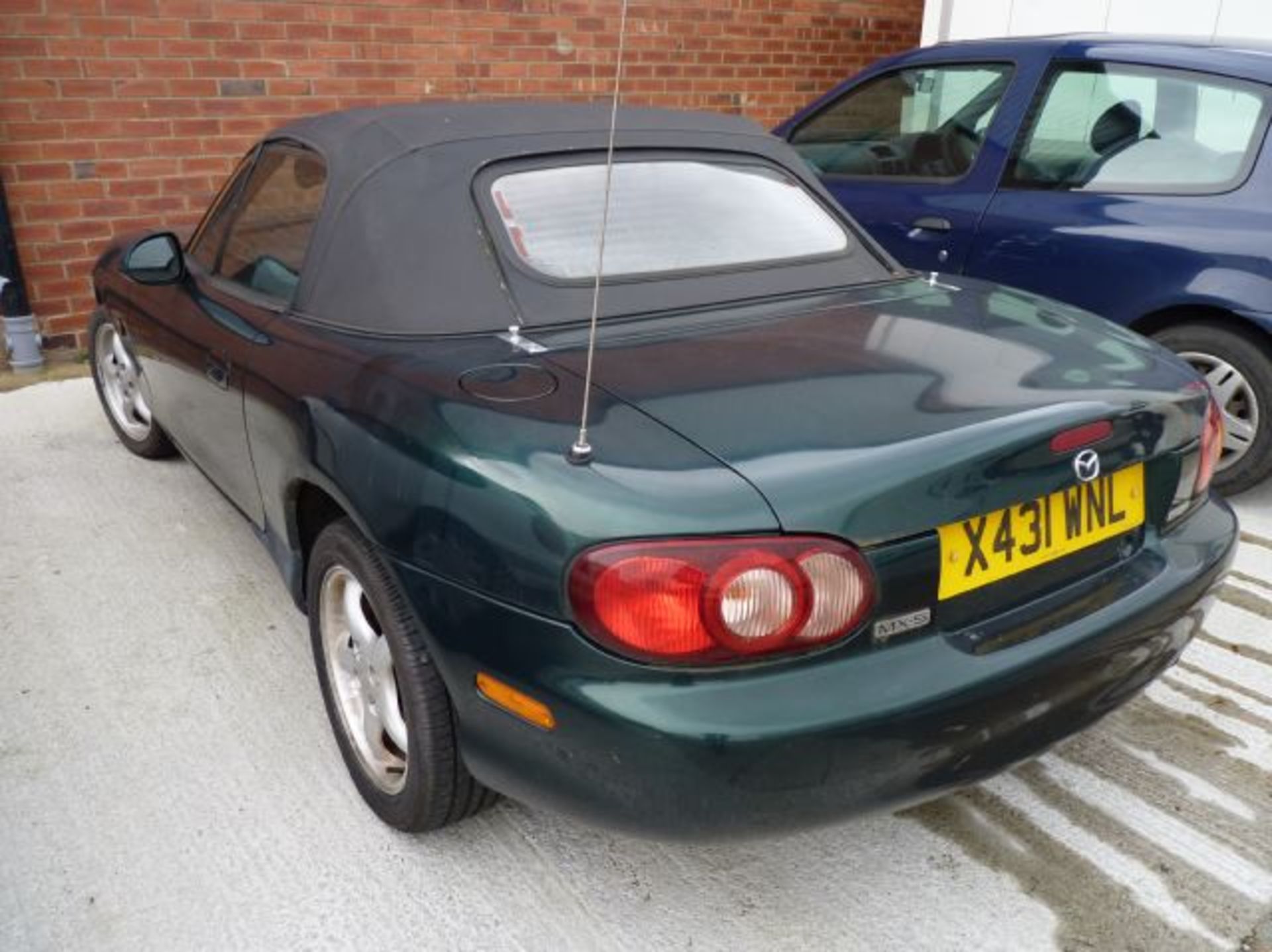 X PLATE MAZDA MX5 SOFT-TOP CONVERTIBLE; 1.8 PETROL; 107163 RECORDED MILES; REG X431 WNL; TAX - Image 2 of 7