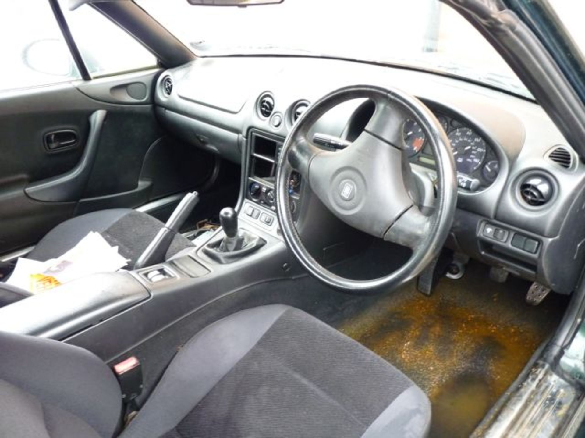 X PLATE MAZDA MX5 SOFT-TOP CONVERTIBLE; 1.8 PETROL; 107163 RECORDED MILES; REG X431 WNL; TAX - Image 4 of 7