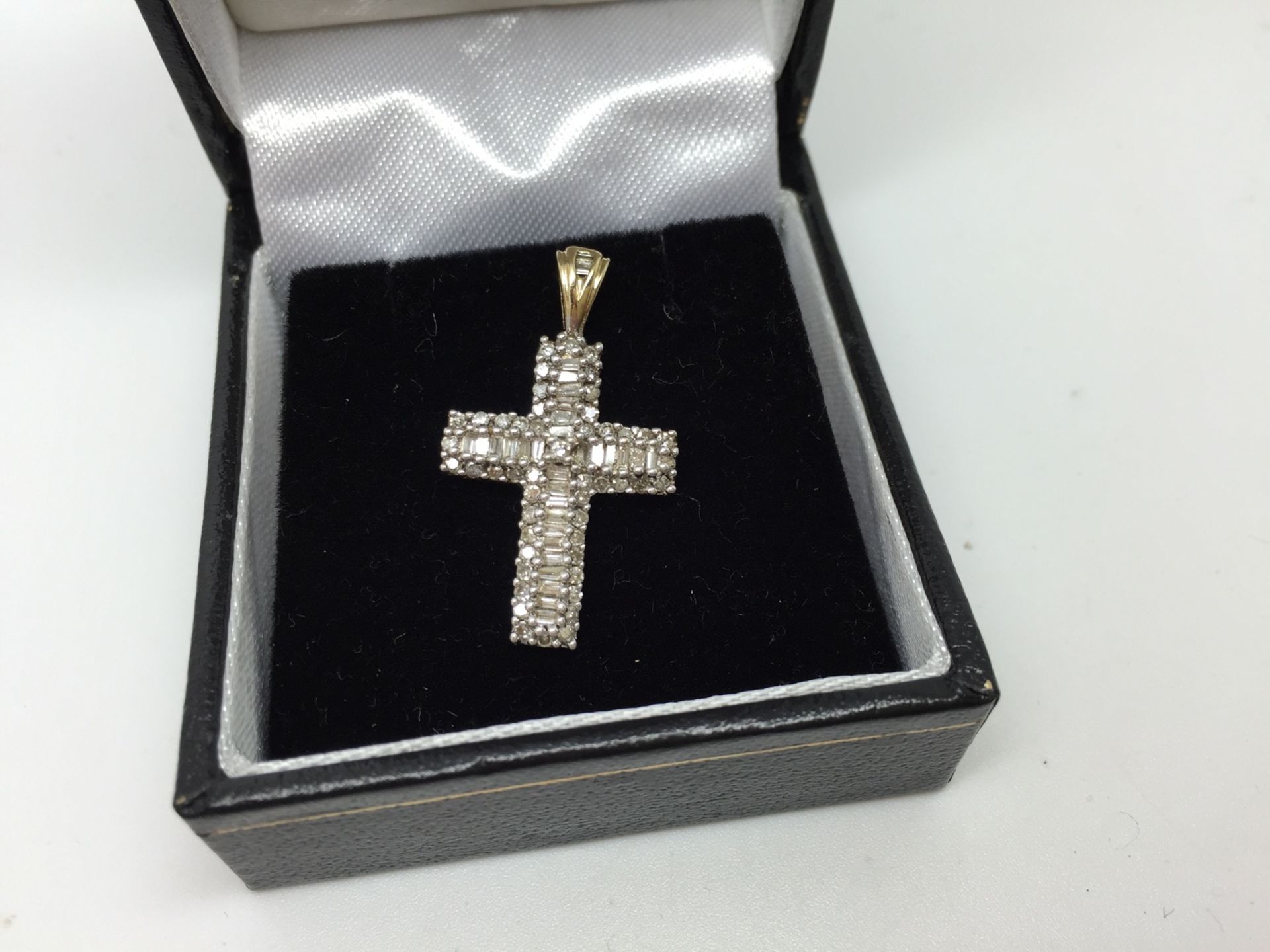 1.00 CARAT DIAMOND SET CROSS PENDANT SET IN 9ct GOLD - Image 2 of 3