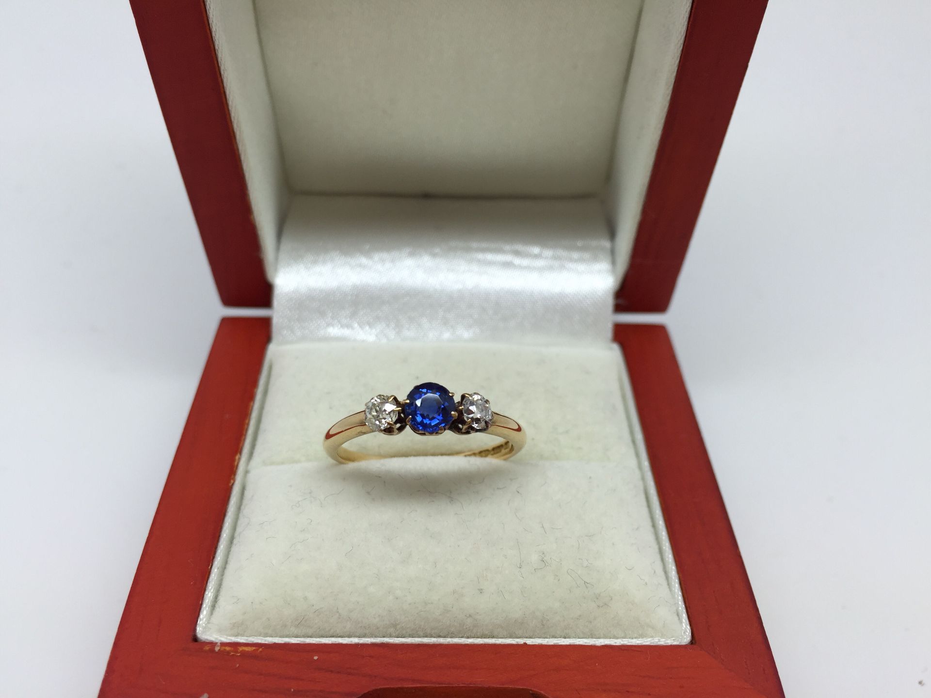 GORGEOUS VINTAGE 18ct GOLD SAPPHIRE & DIAMOND RING