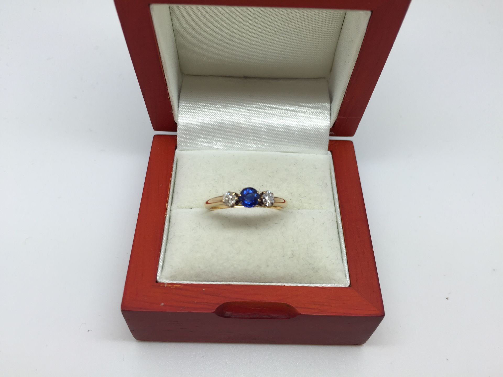 GORGEOUS VINTAGE 18ct GOLD SAPPHIRE & DIAMOND RING - Image 2 of 2