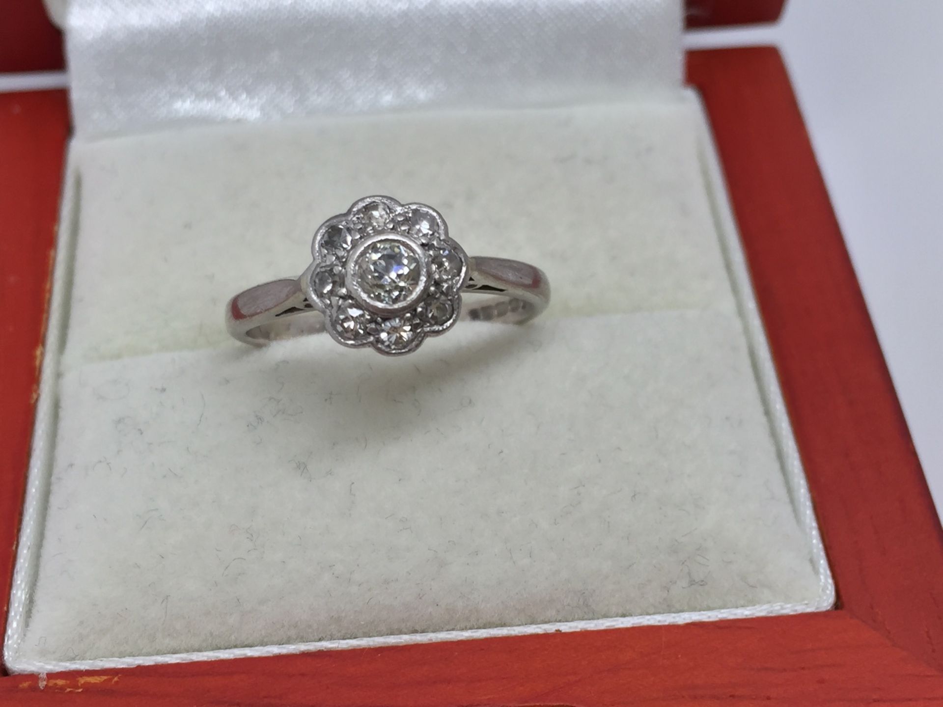 18ct WHITE GOLD DIAMOND FLOWER RING - Image 3 of 5