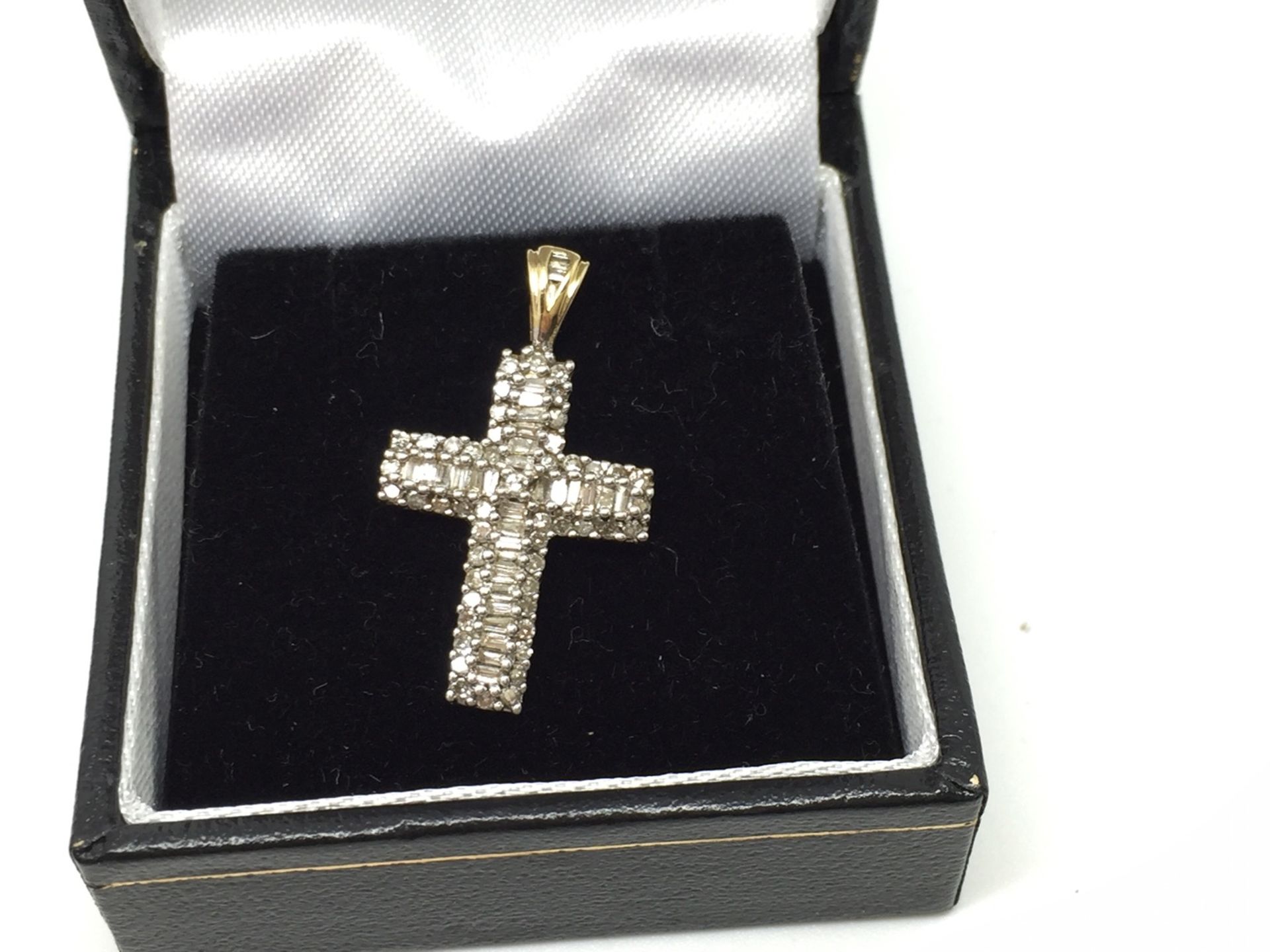 1.00 CARAT DIAMOND SET CROSS PENDANT SET IN 9ct GOLD