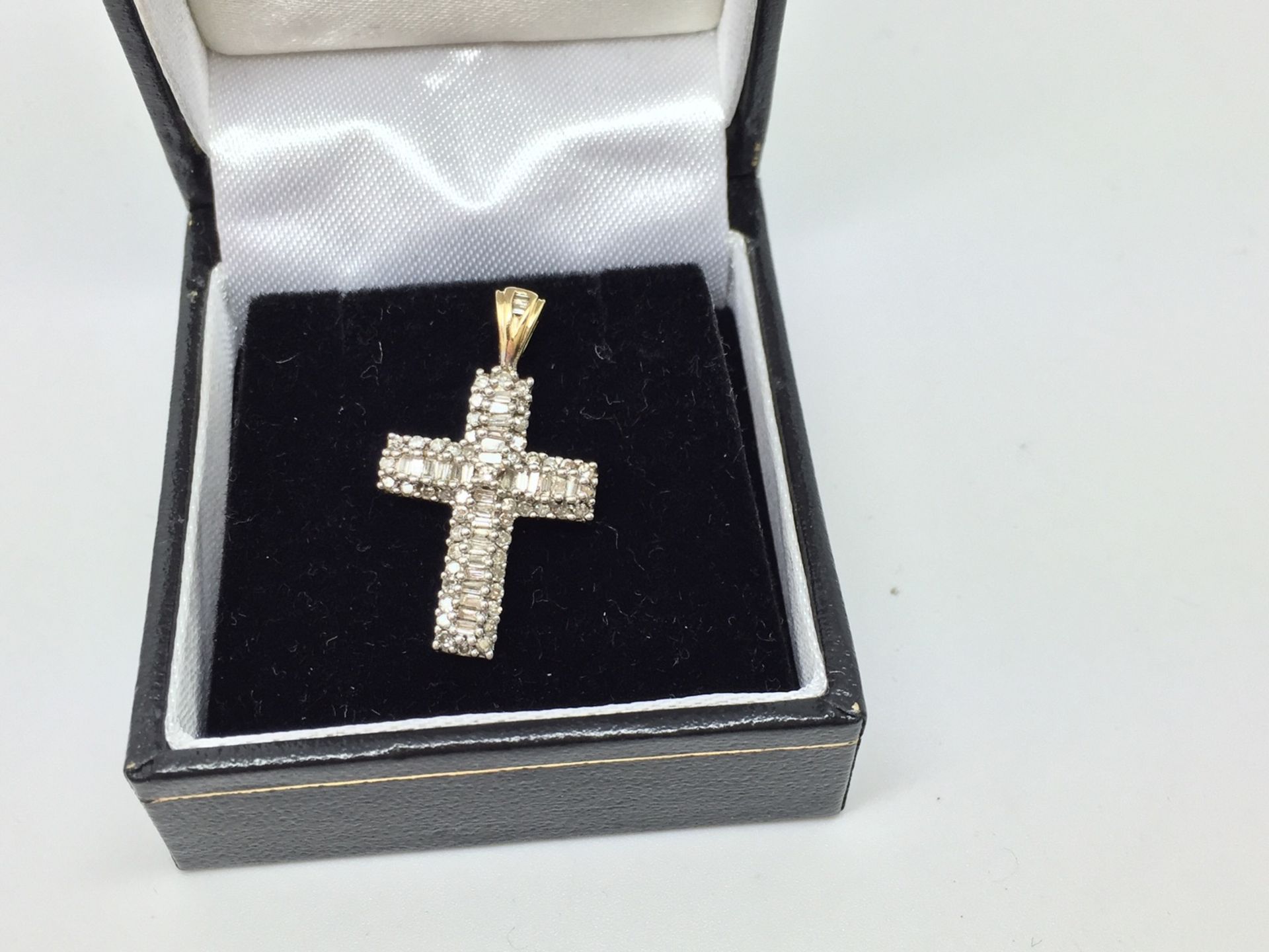 1.00 CARAT DIAMOND SET CROSS PENDANT SET IN 9ct GOLD - Image 3 of 3